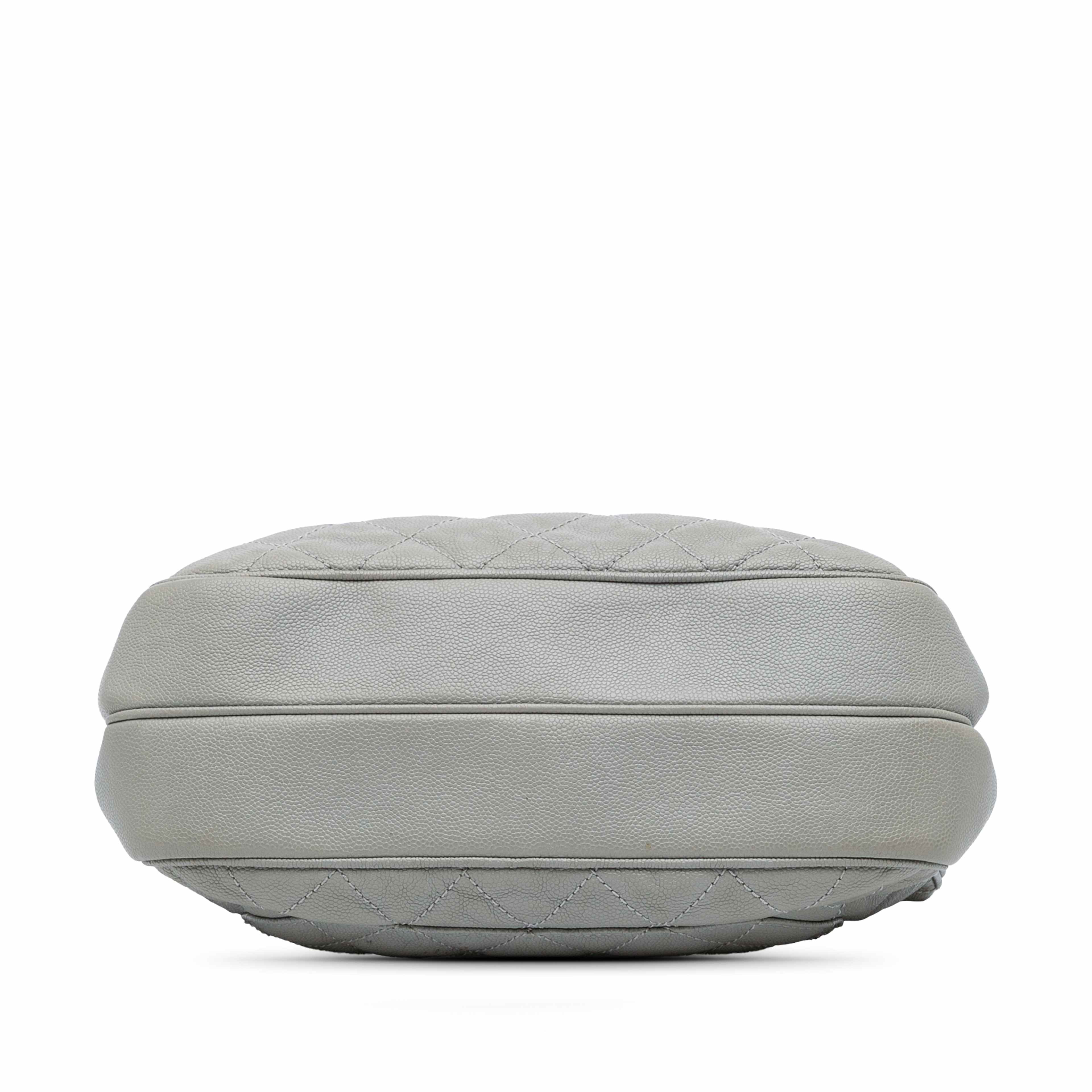 Chanel Large Quilted Caviar Urban Companion Flap, från Luxclusif, i färgen gray. Klicka för att öppna bilden i stort format