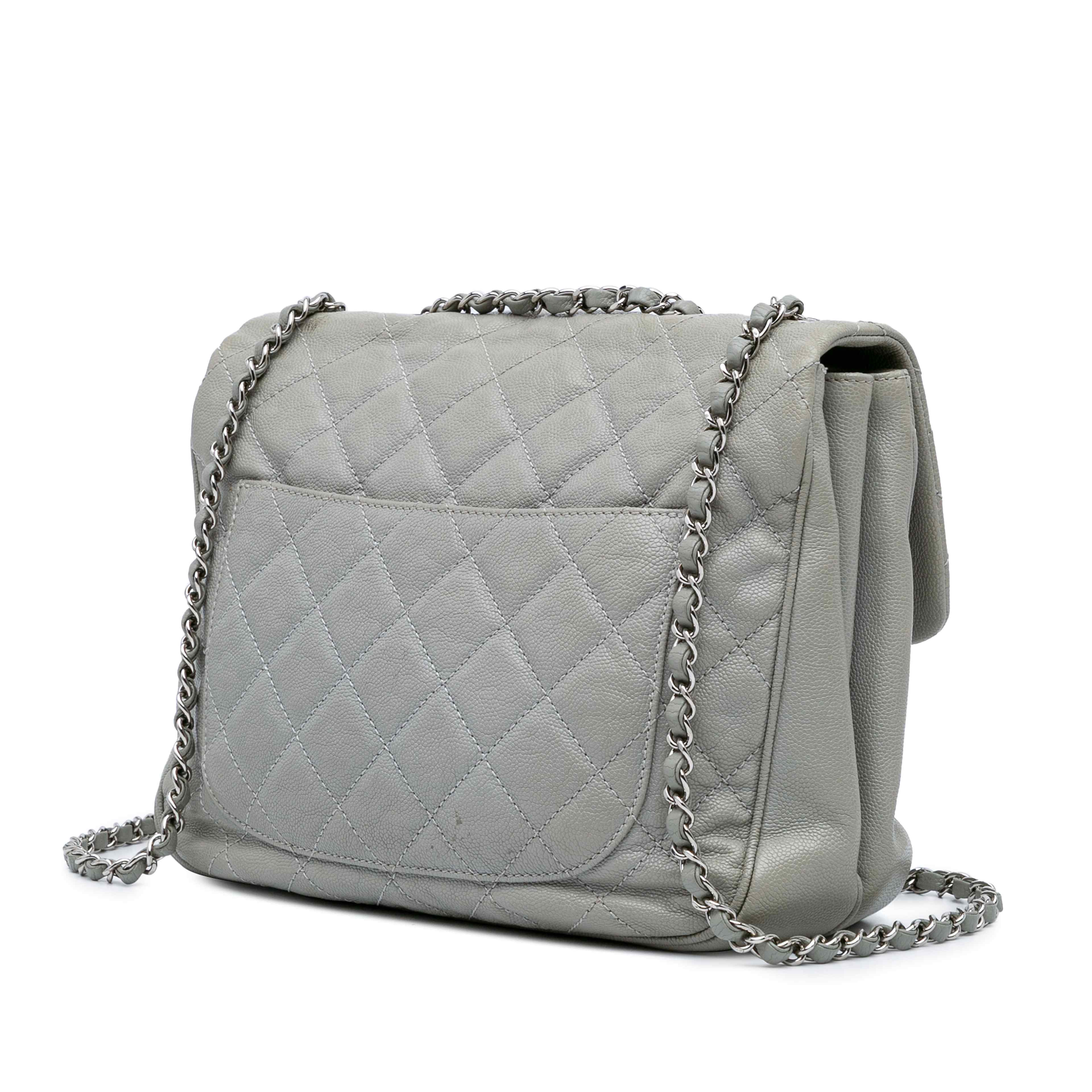 Chanel Large Quilted Caviar Urban Companion Flap, från Luxclusif, i färgen gray. Klicka för att öppna bilden i stort format