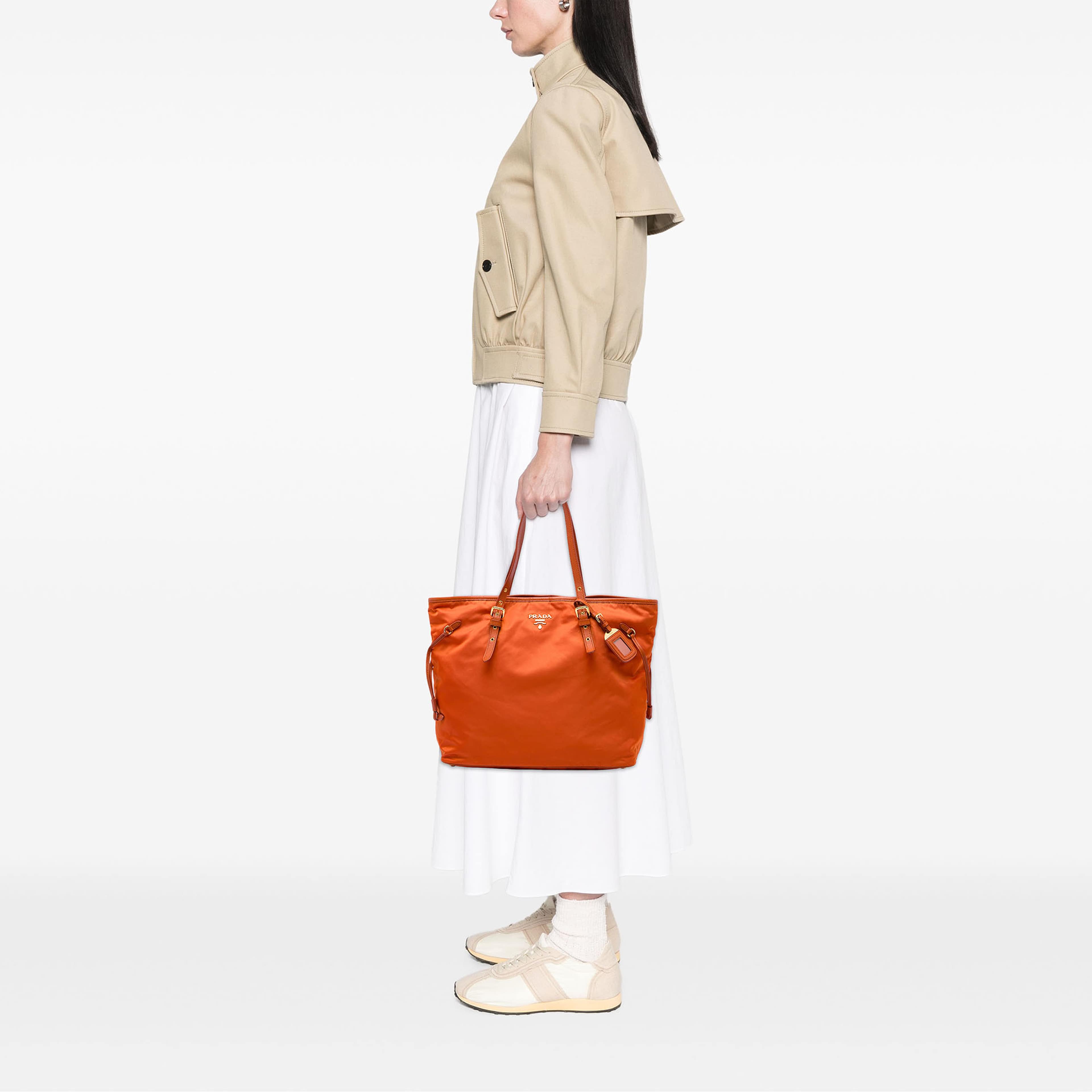 Prada Saffiano Trimmed Tessuto Tote, från Luxclusif, i färgen orange. Klicka för att öppna bilden i stort format