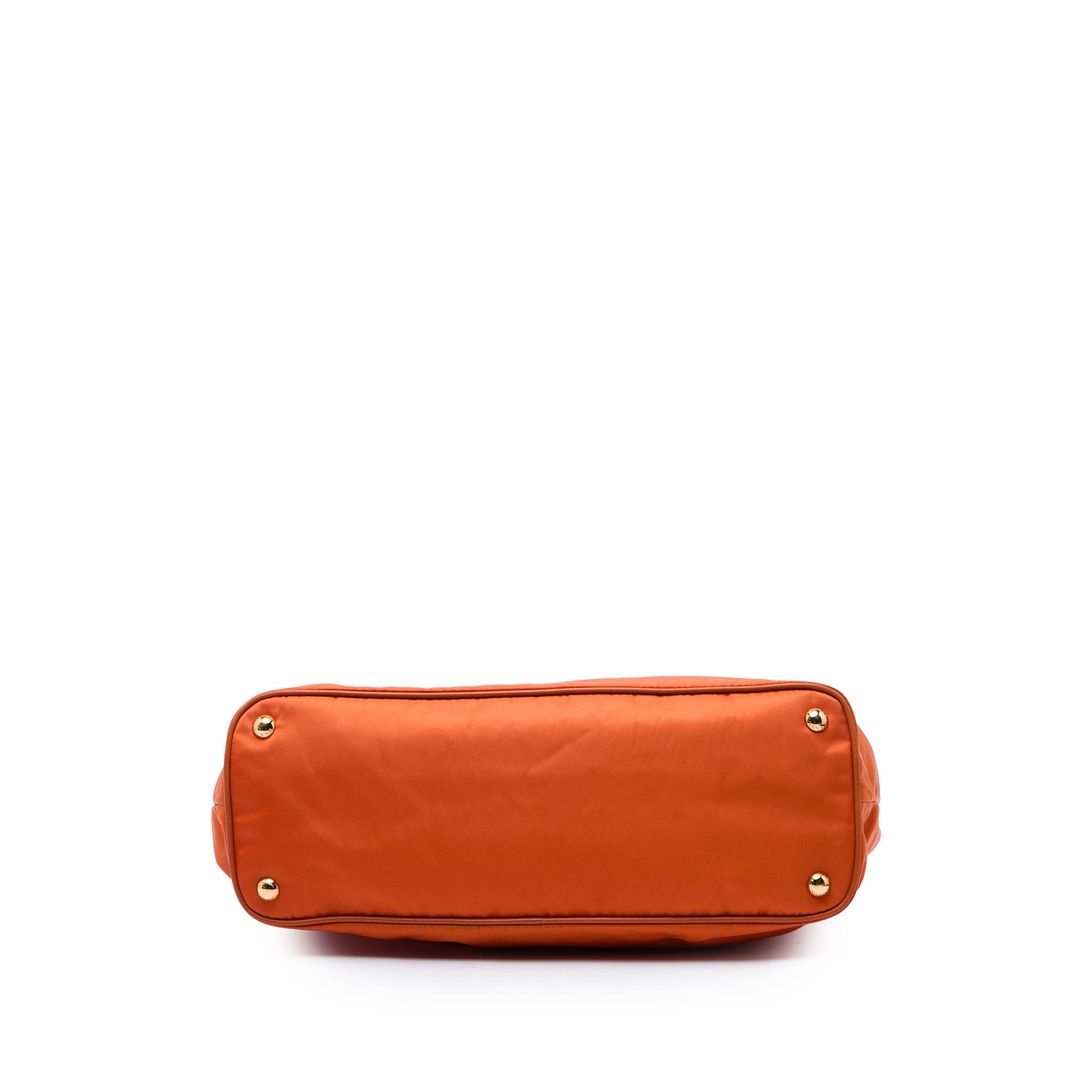 Prada Saffiano Trimmed Tessuto Tote, från Luxclusif, i färgen orange. Klicka för att öppna bilden i stort format