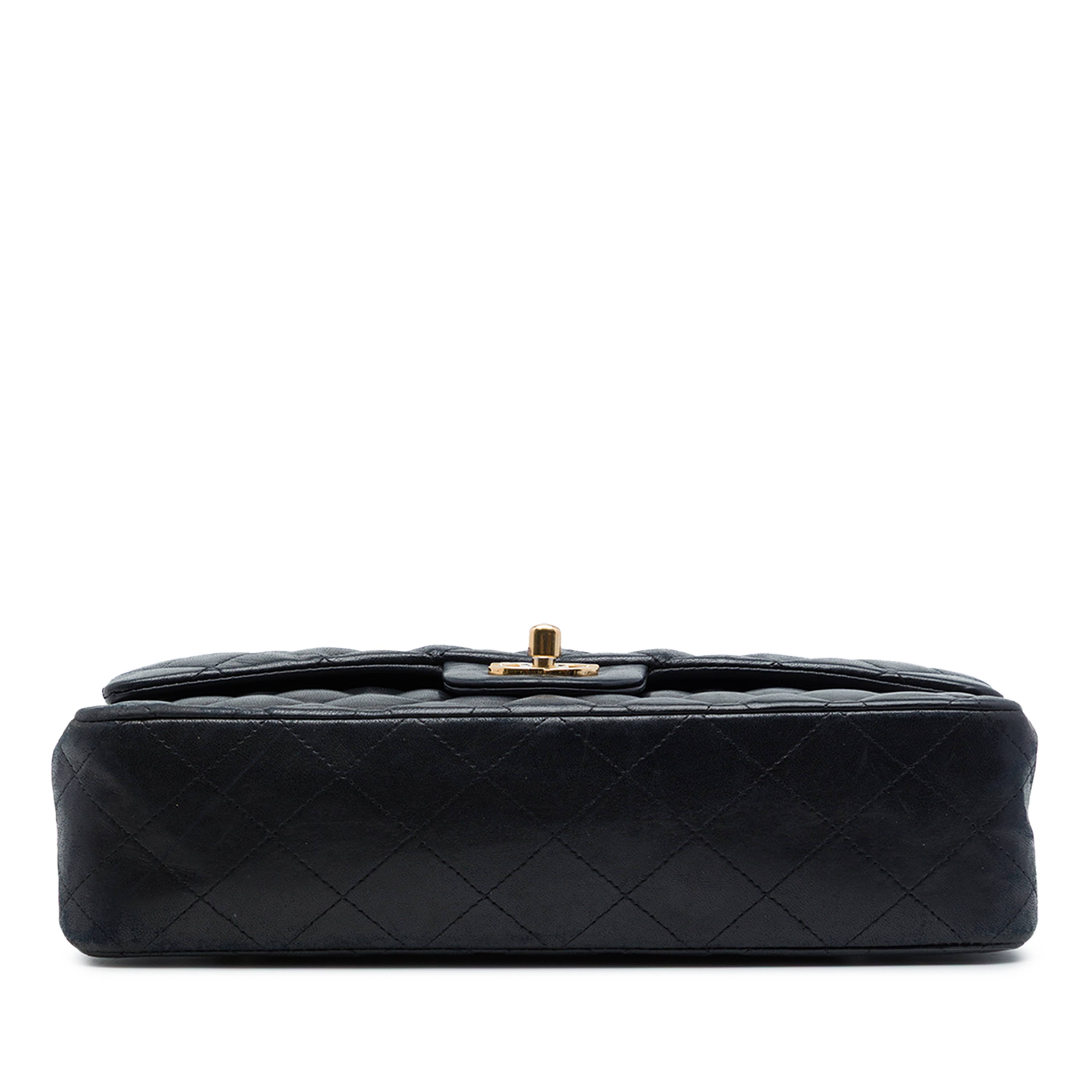 Chanel Medium Classic Lambskin Double Flap, från Luxclusif, i färgen svart. Klicka för att öppna bilden i stort format