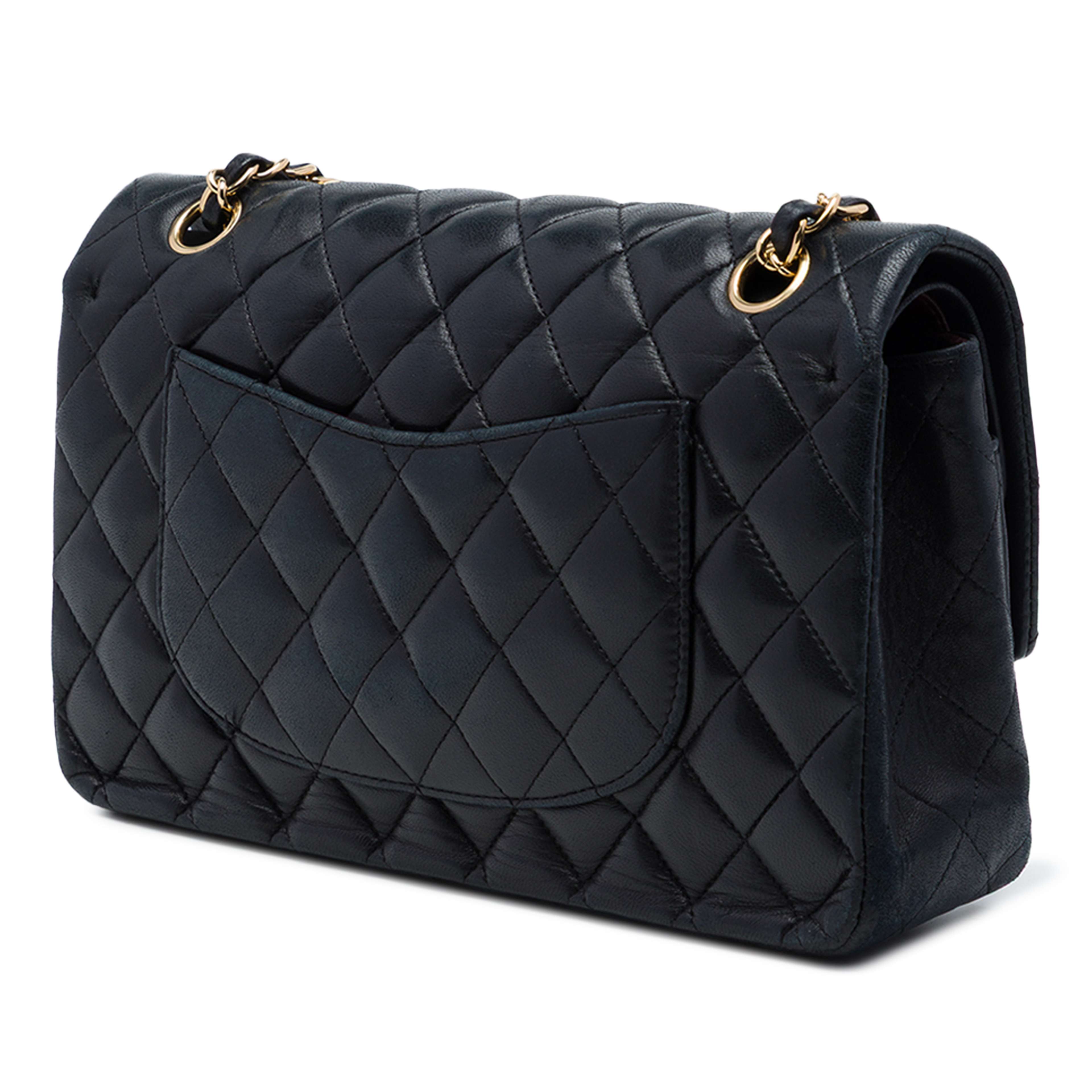 Chanel Medium Classic Lambskin Double Flap, från Luxclusif, i färgen svart. Klicka för att öppna bilden i stort format