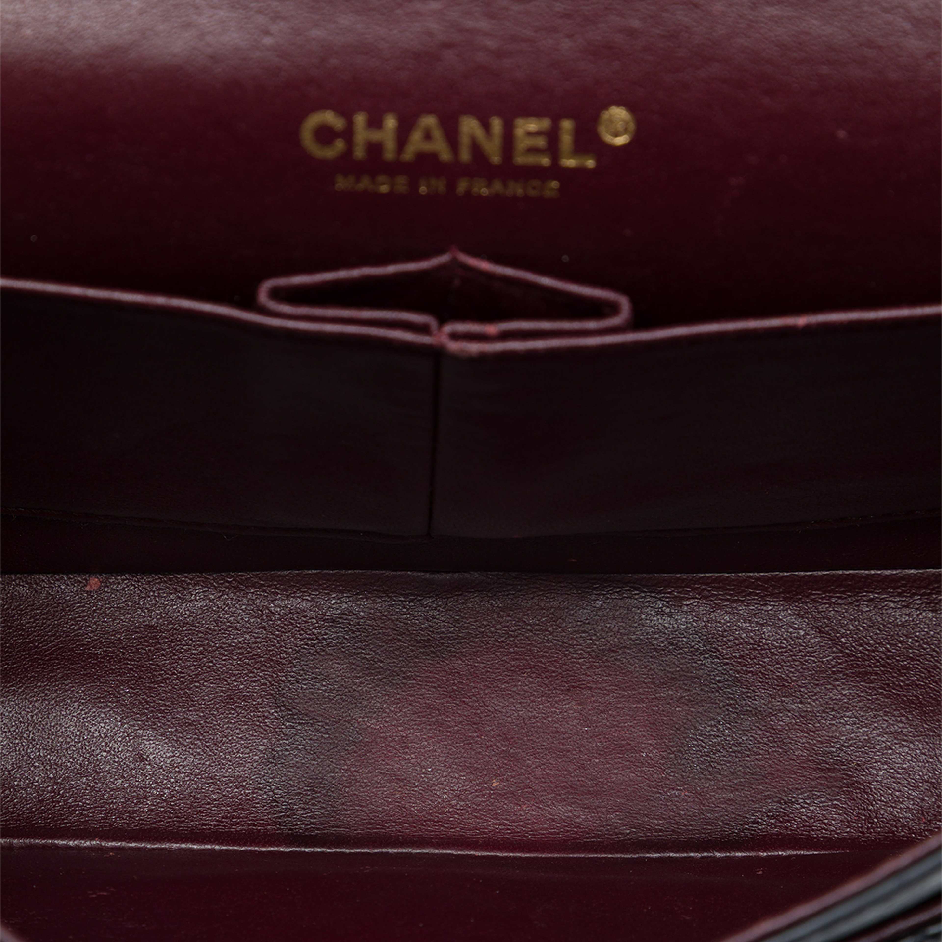 Chanel Medium Classic Lambskin Double Flap, från Luxclusif, i färgen svart. Klicka för att öppna bilden i stort format
