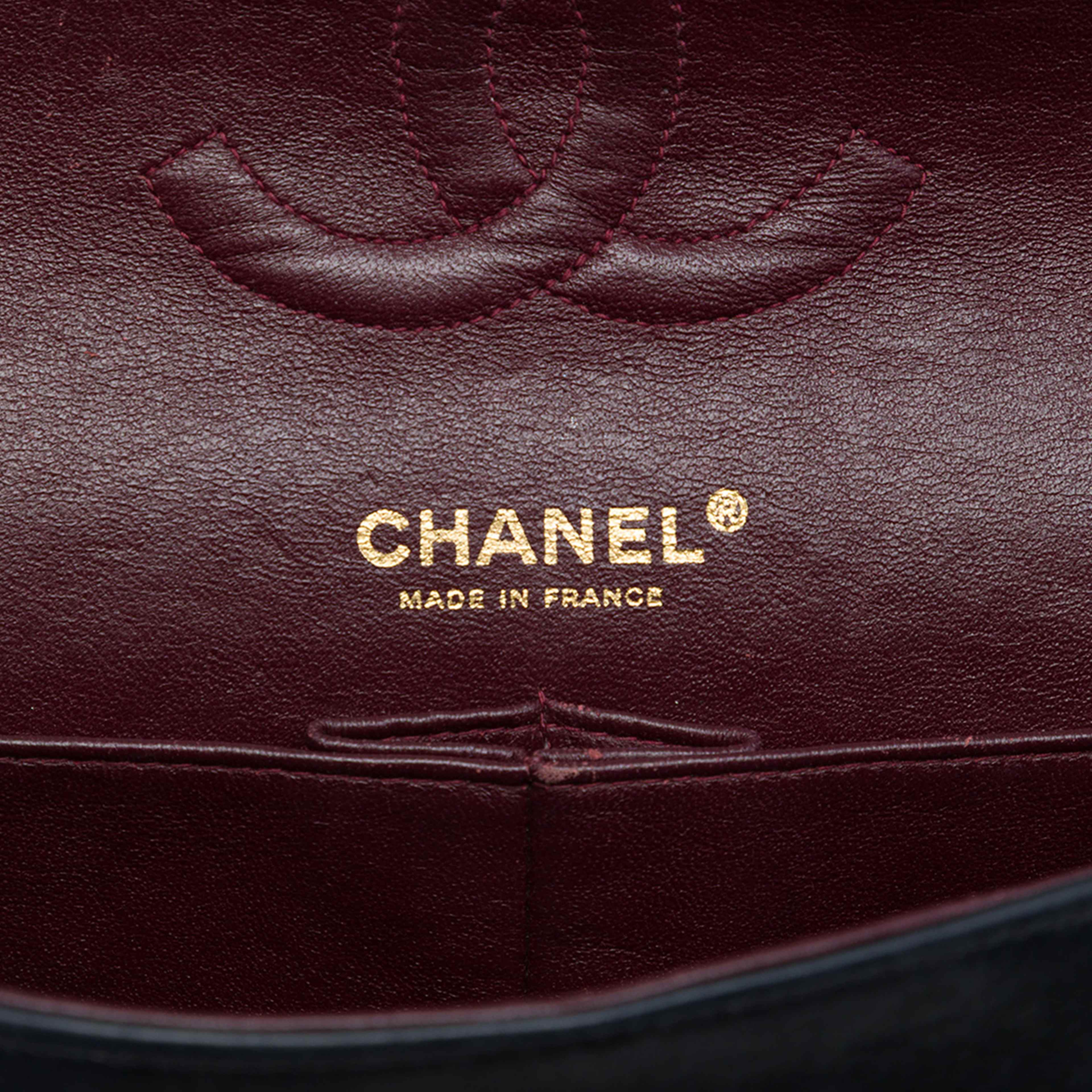 Chanel Medium Classic Lambskin Double Flap, från Luxclusif, i färgen svart. Klicka för att öppna bilden i stort format