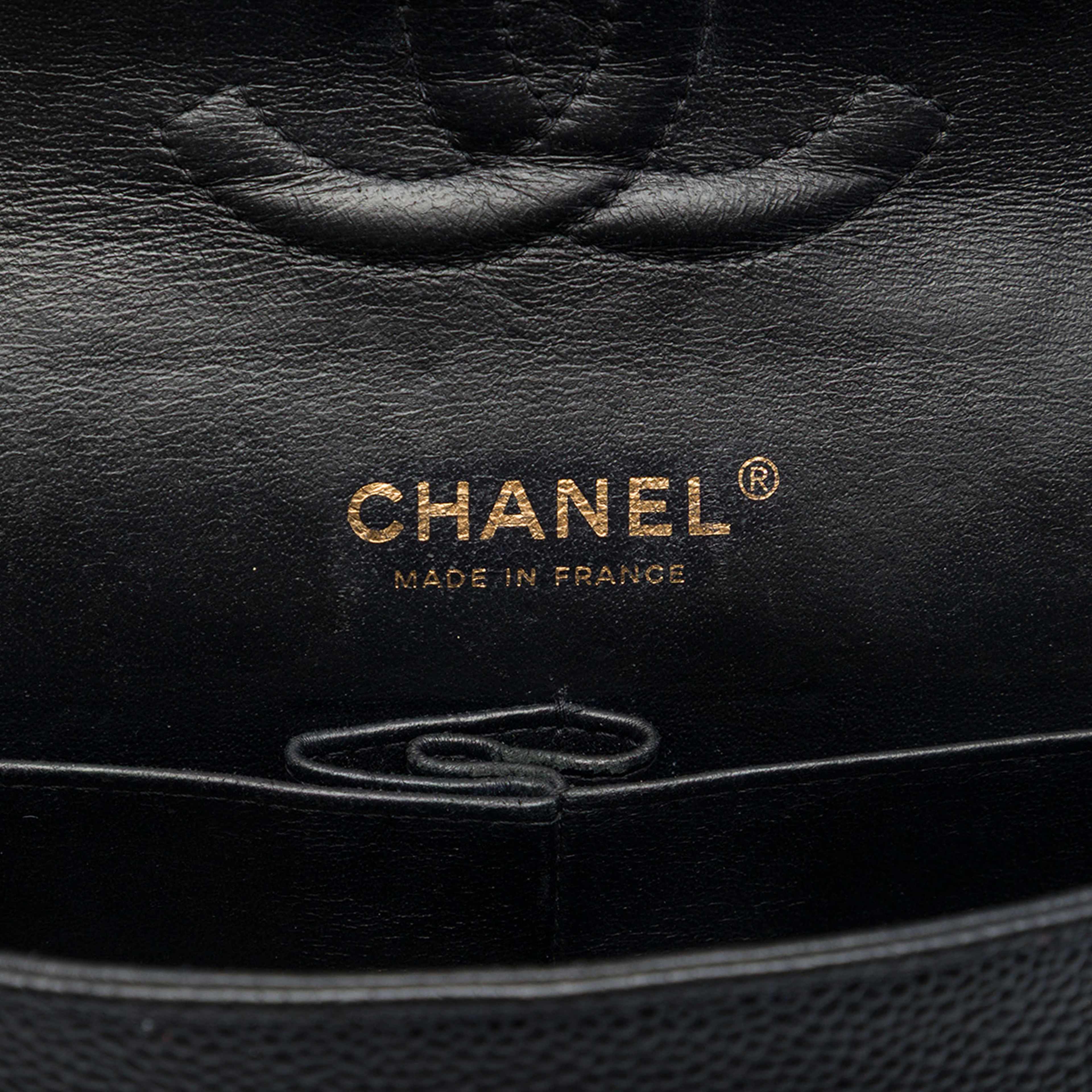 Chanel Medium Classic Caviar Double Flap, från Luxclusif, i färgen svart. Klicka för att öppna bilden i stort format