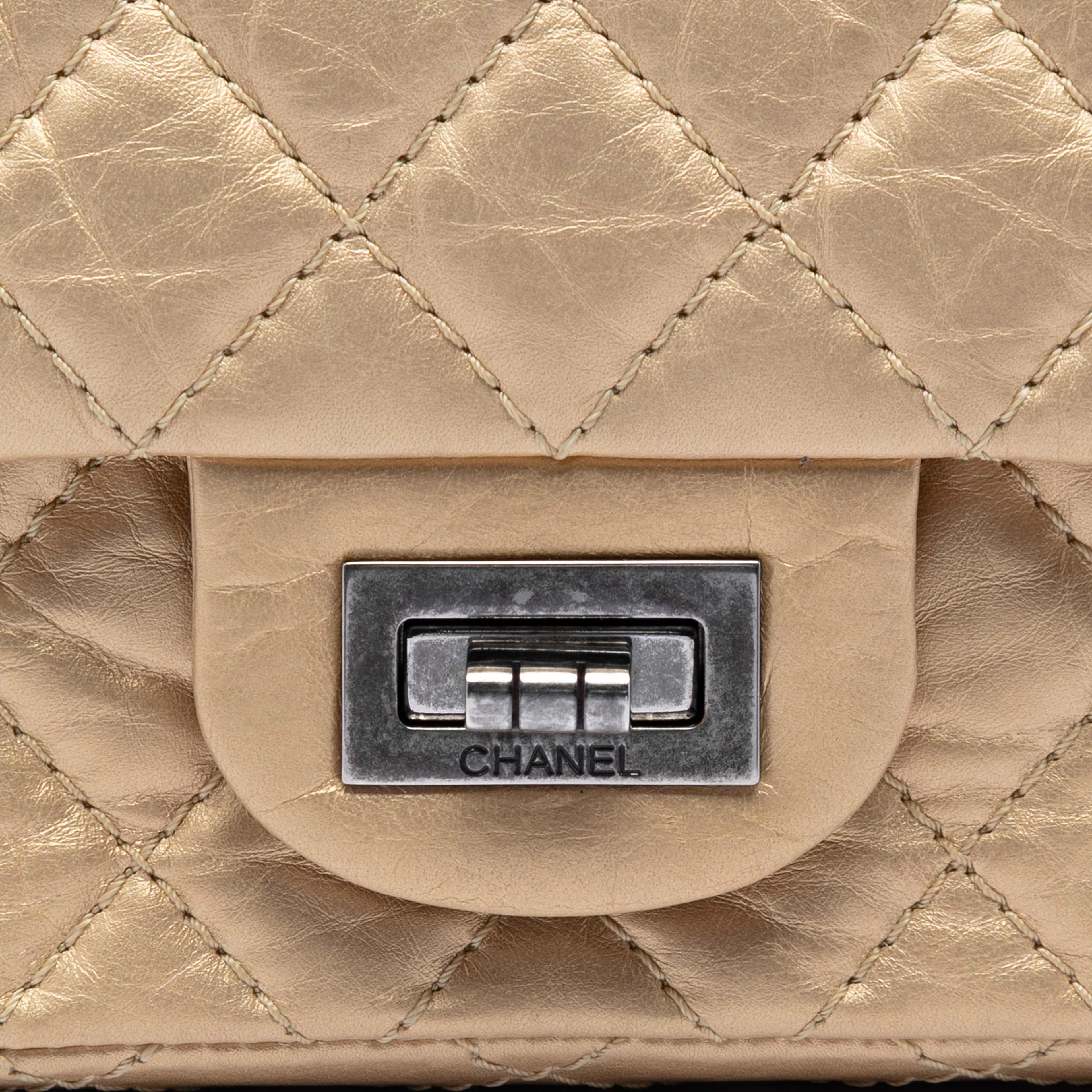Chanel Quilted Aged Calfskin Reissue 2.55 Double Flap 224, från Luxclusif, i färgen gold. Klicka för att öppna bilden i stort format