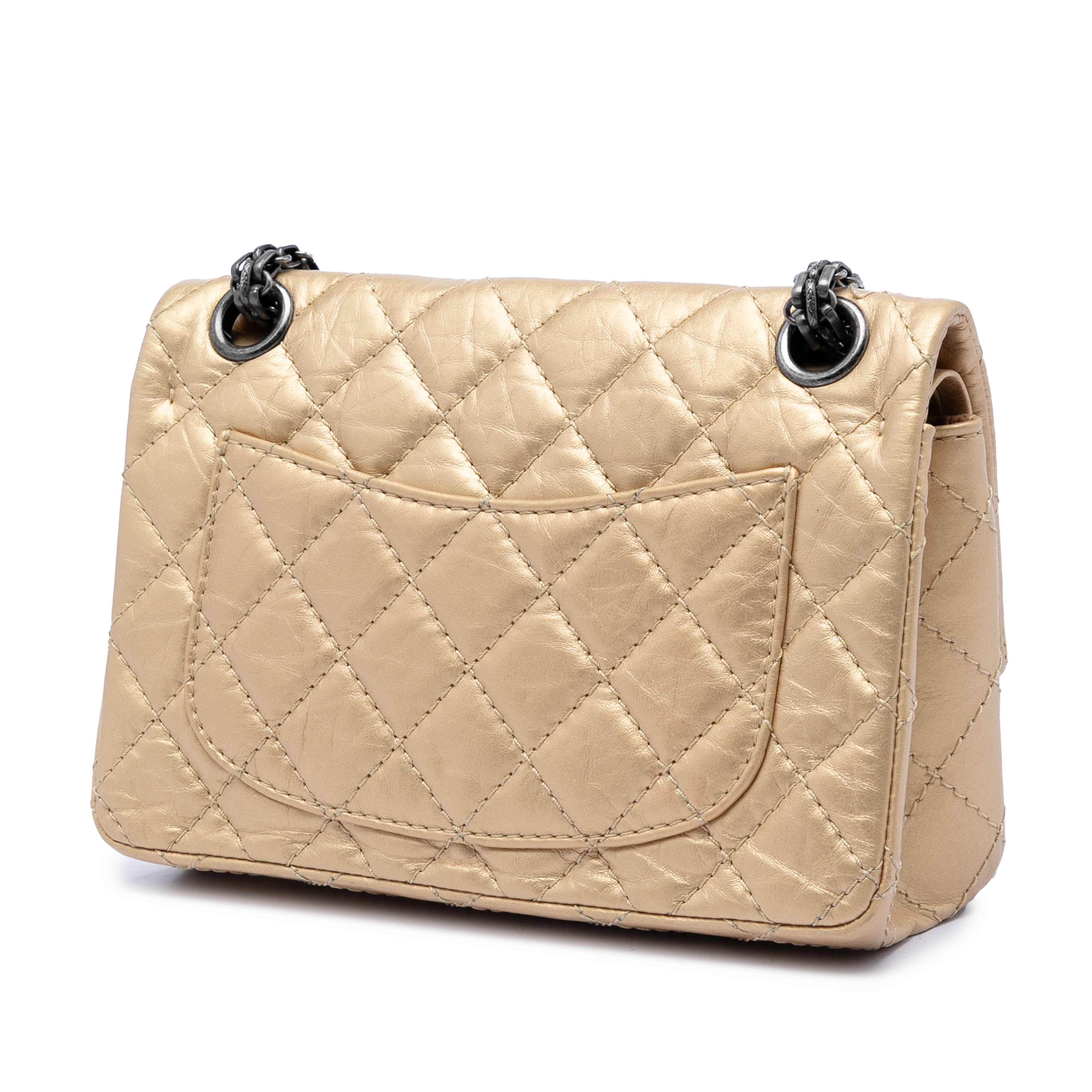 Chanel Quilted Aged Calfskin Reissue 2.55 Double Flap 224, från Luxclusif, i färgen gold. Klicka för att öppna bilden i stort format