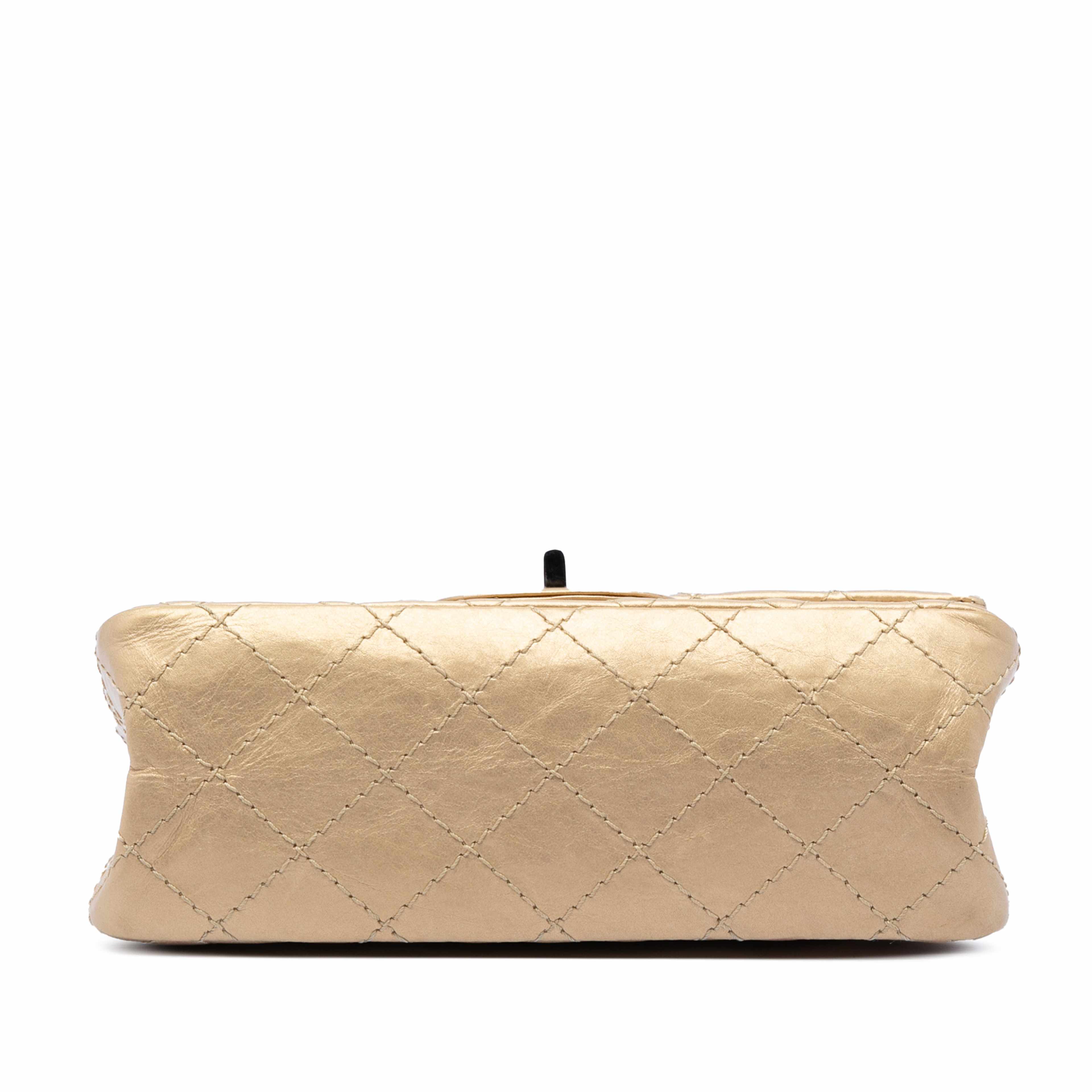Chanel Quilted Aged Calfskin Reissue 2.55 Double Flap 224, från Luxclusif, i färgen guld. Klicka för att öppna bilden i stort format
