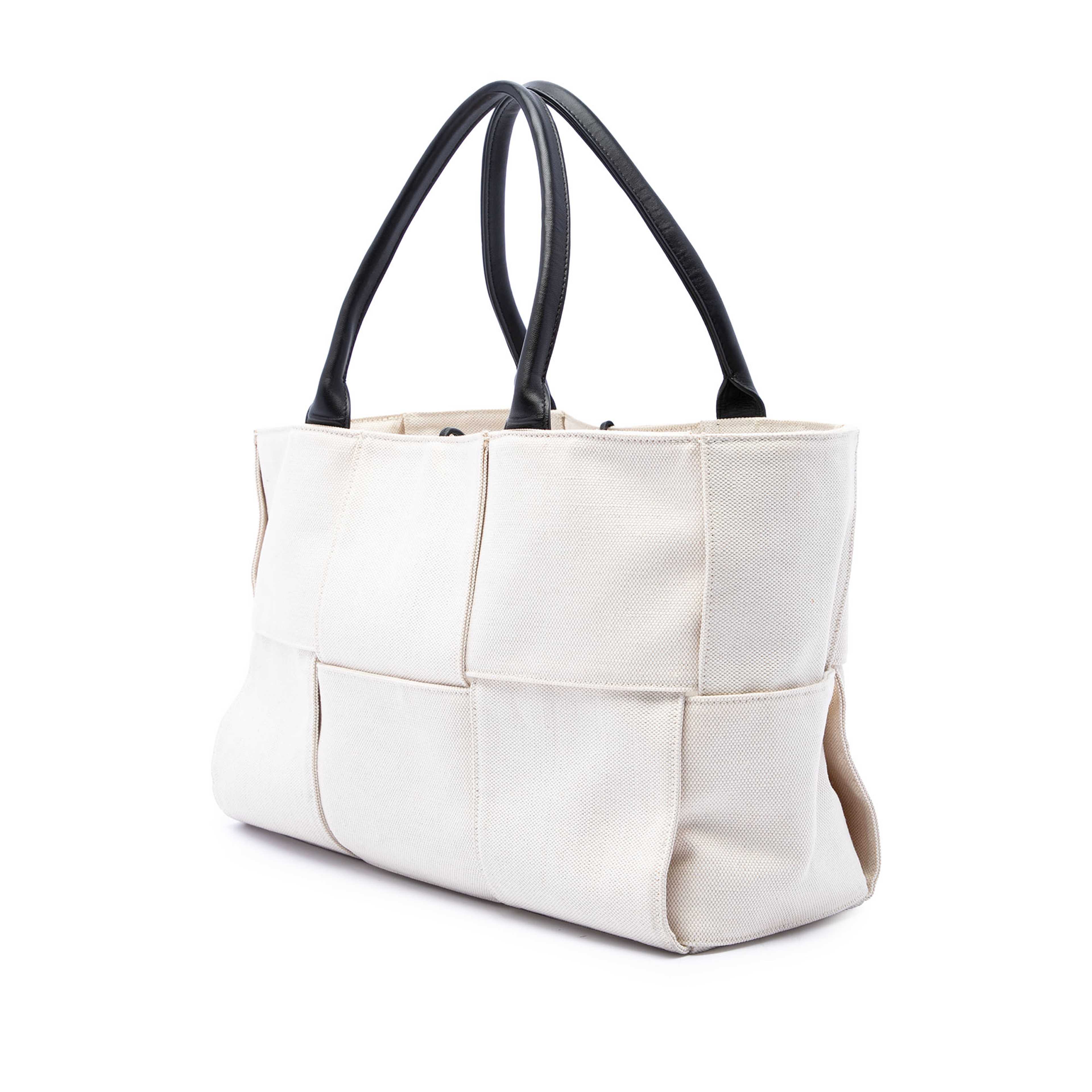 Bottega Veneta Medium Canvas Maxi Intrecciato Arco Tote, från Luxclusif, i färgen vit. Klicka för att öppna bilden i stort format