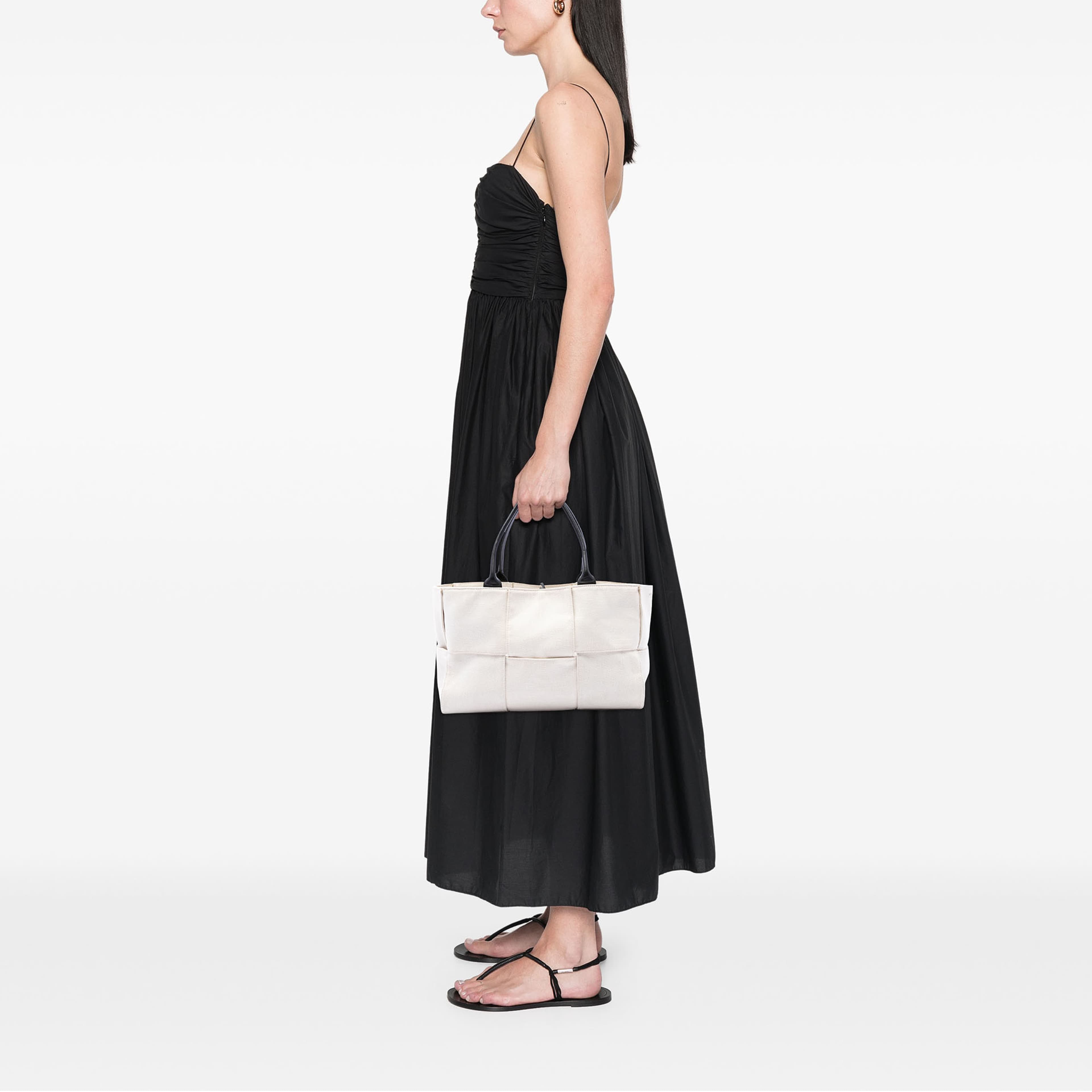 Bottega Veneta Medium Canvas Maxi Intrecciato Arco Tote, från Luxclusif, i färgen vit. Klicka för att öppna bilden i stort format