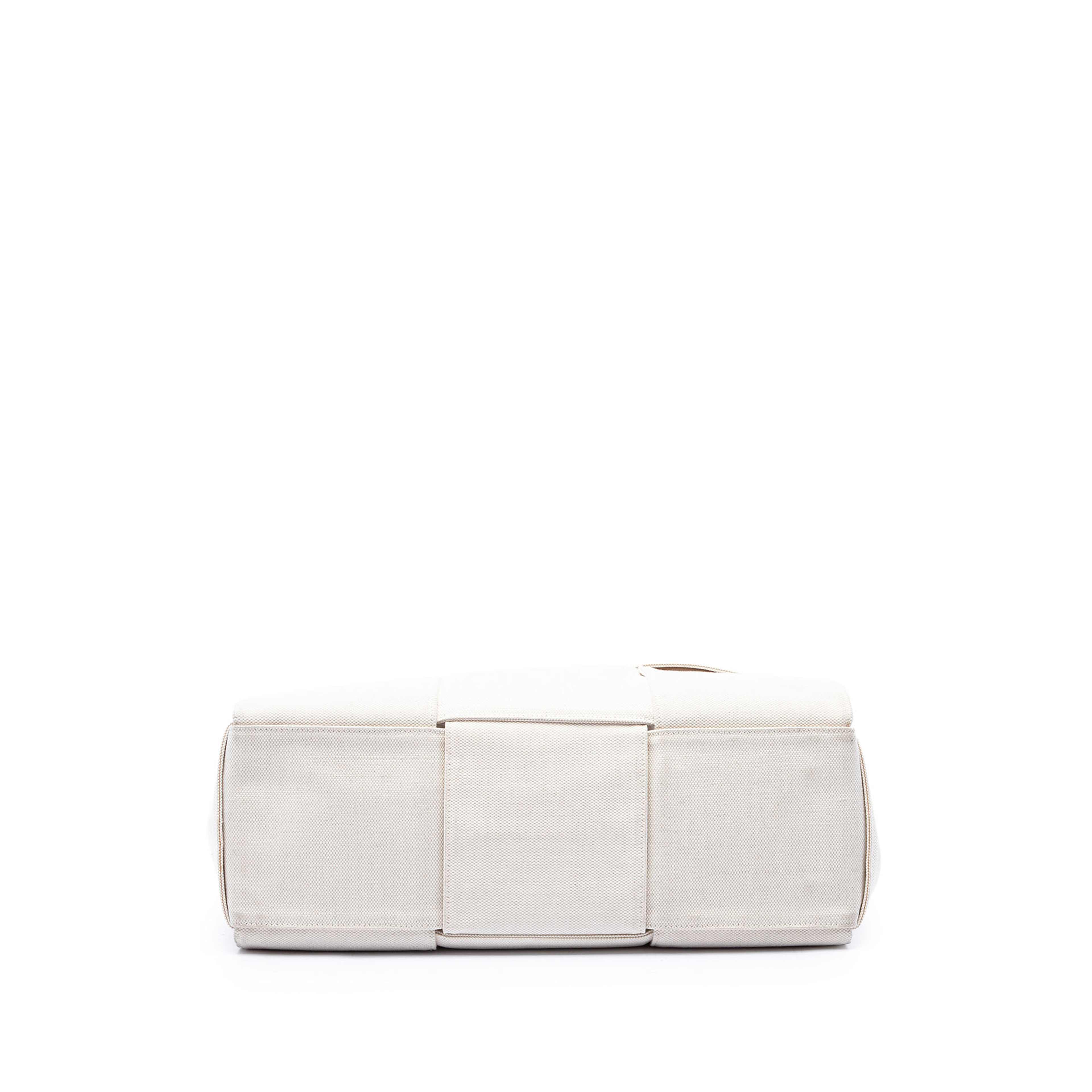 Bottega Veneta Medium Canvas Maxi Intrecciato Arco Tote, från Luxclusif, i färgen vit. Klicka för att öppna bilden i stort format
