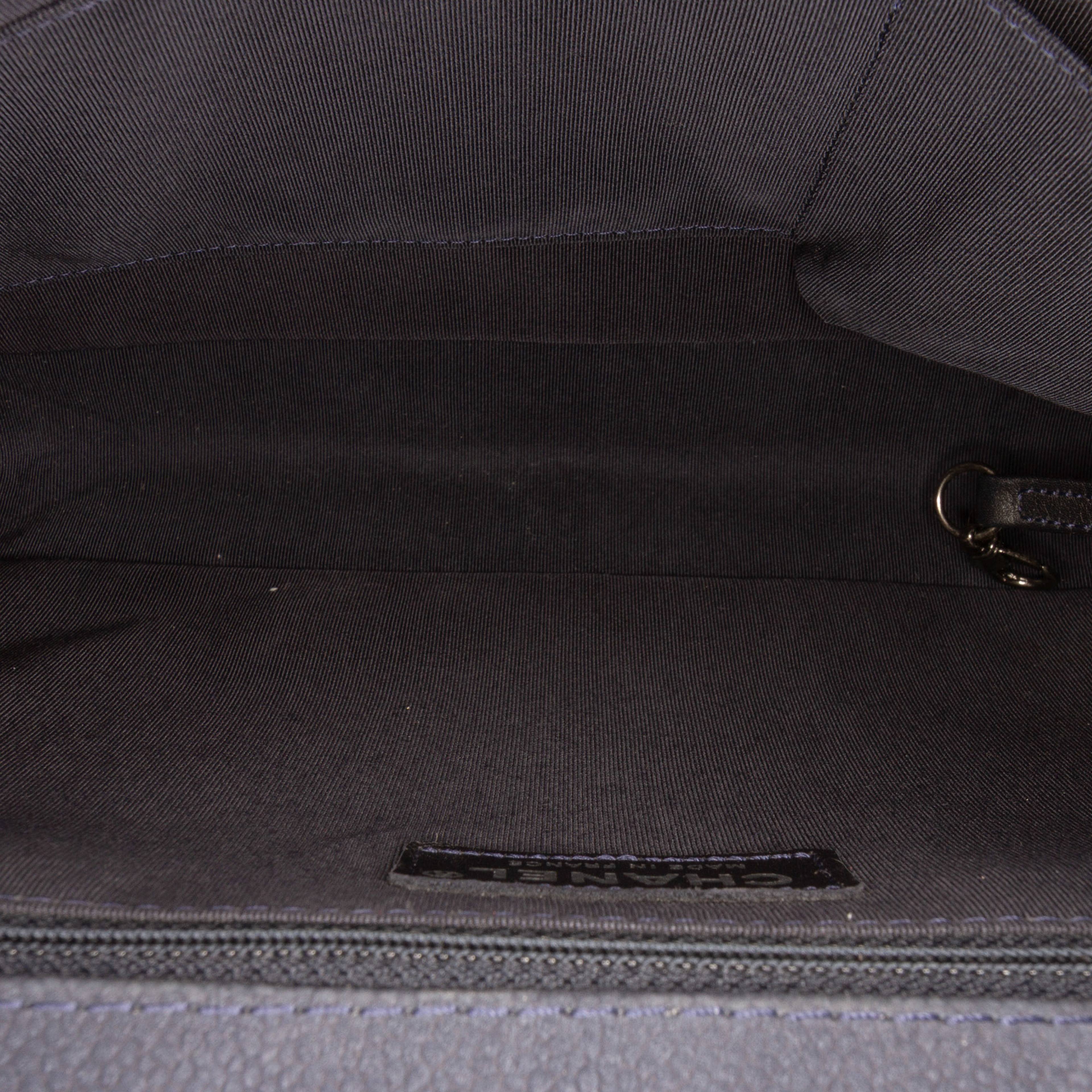 Chanel Large Iridescent Quilted Caviar Boy Flap, från Luxclusif, i färgen navy. Klicka för att öppna bilden i stort format