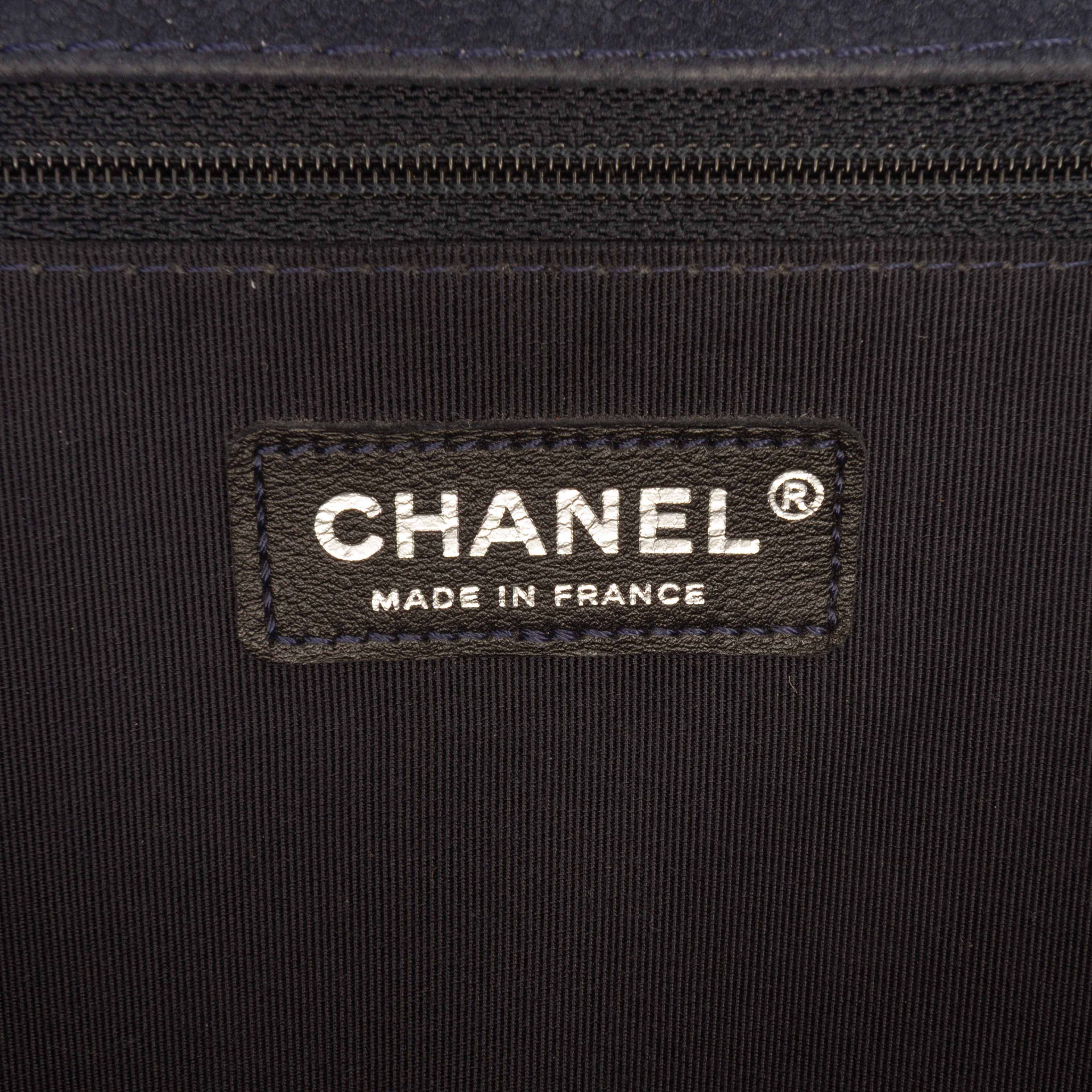 Chanel Large Iridescent Quilted Caviar Boy Flap, från Luxclusif, i färgen navy. Klicka för att öppna bilden i stort format