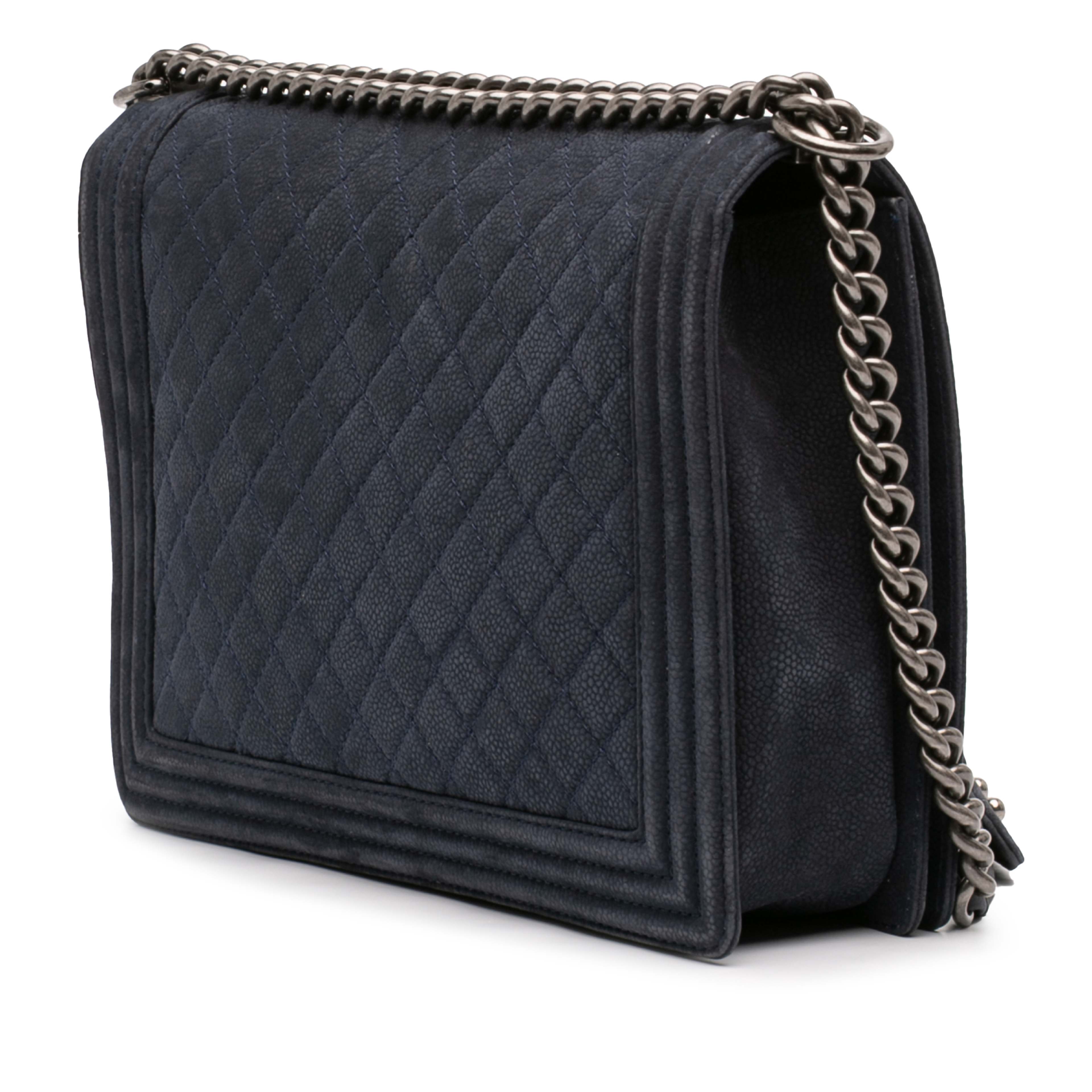 Chanel Large Iridescent Quilted Caviar Boy Flap, från Luxclusif, i färgen blå. Klicka för att öppna bilden i stort format