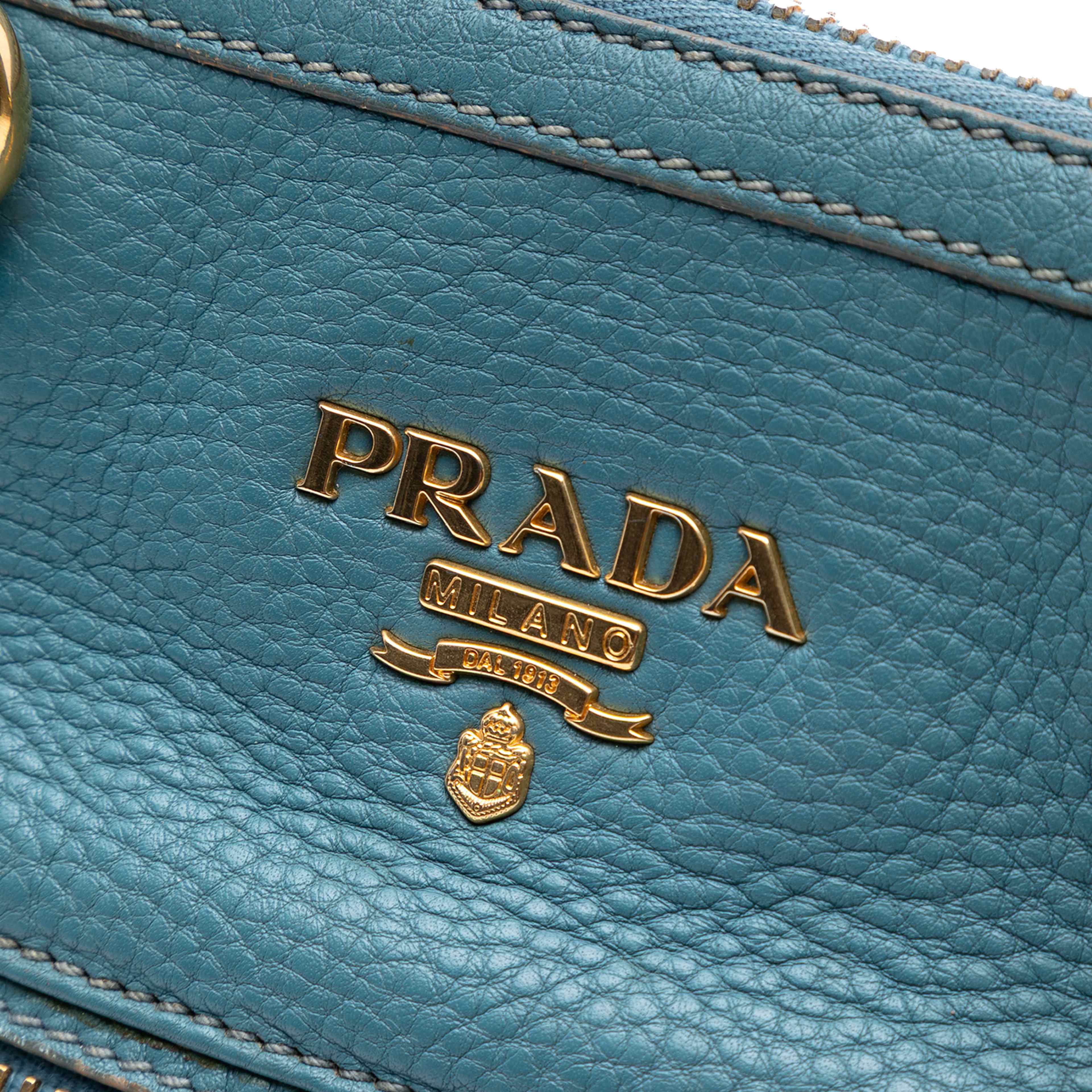 Prada Vitello Daino Zip Top Satchel, från Luxclusif, i färgen blue. Klicka för att öppna bilden i stort format