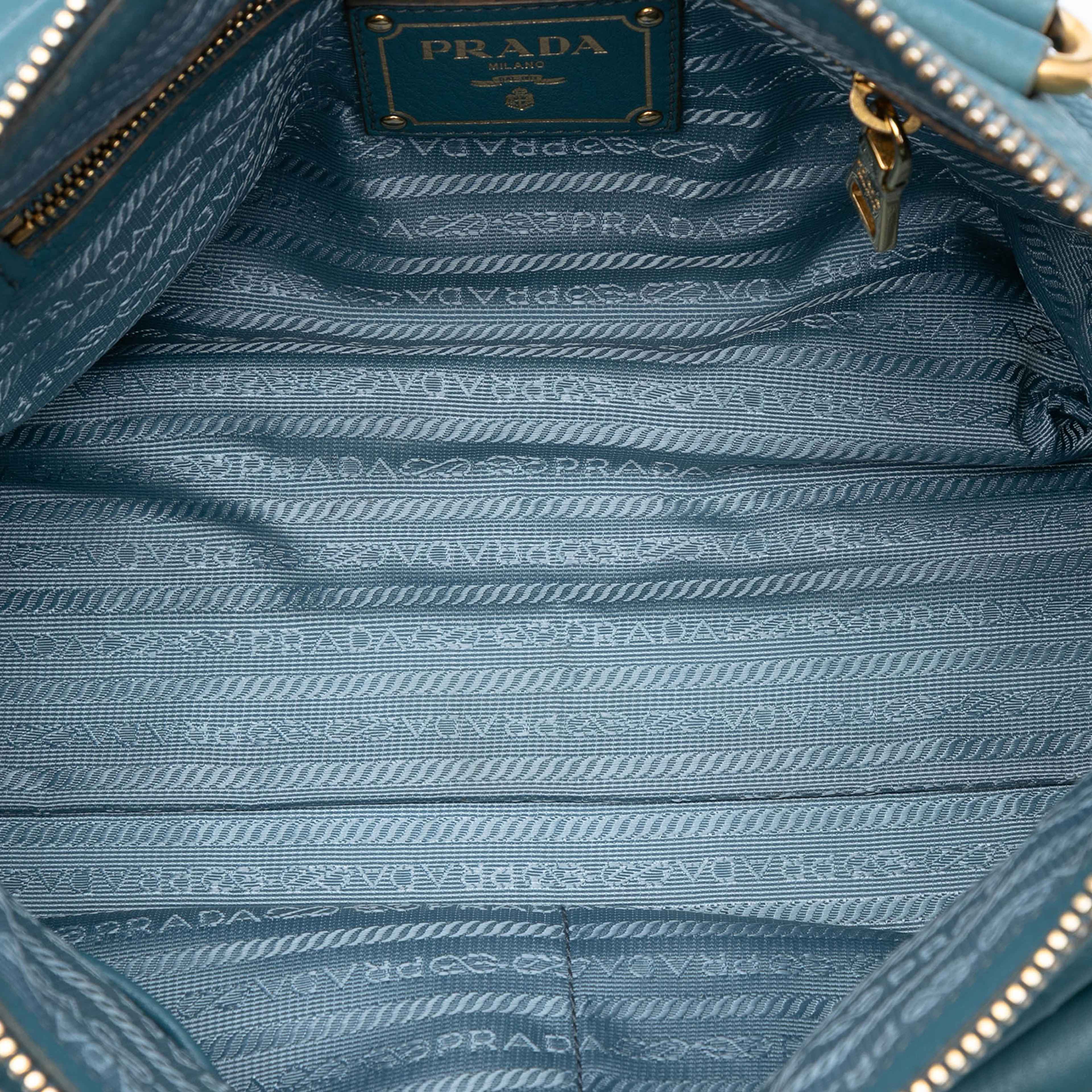 Prada Vitello Daino Zip Top Satchel, från Luxclusif, i färgen blue. Klicka för att öppna bilden i stort format