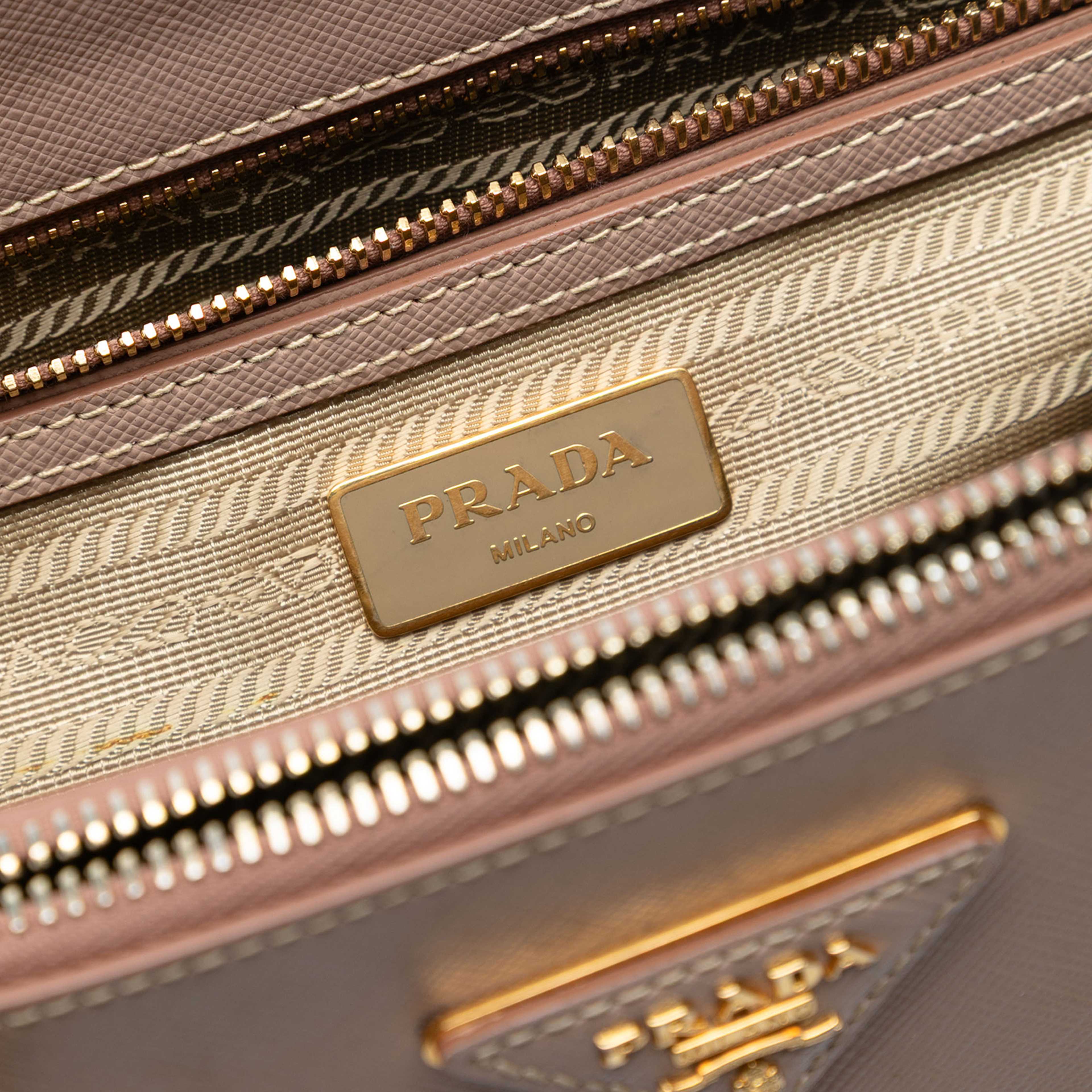 Prada Medium Saffiano Lux Galleria Double Zip Tote, från Luxclusif, i färgen light pink. Klicka för att öppna bilden i stort format
