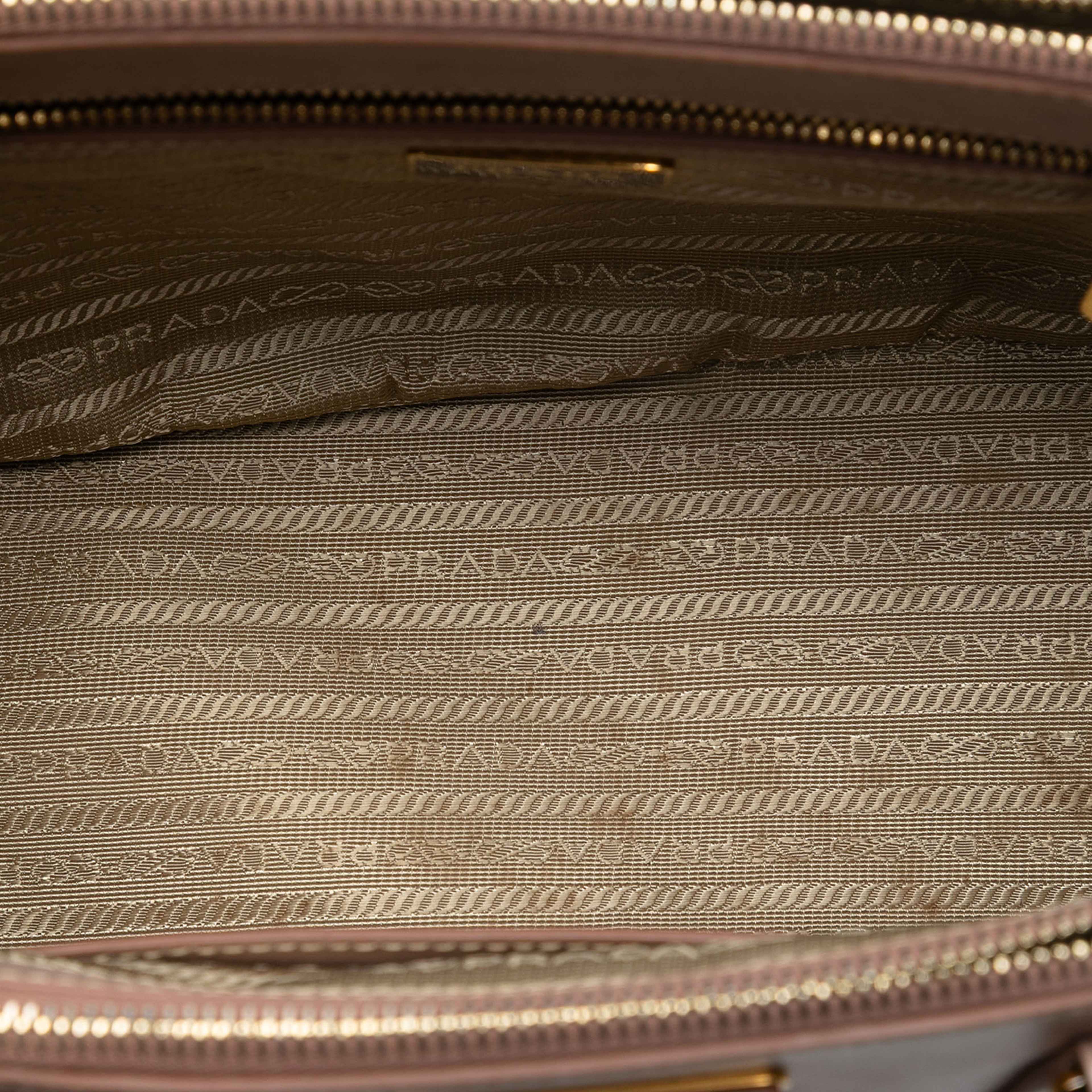 Prada Medium Saffiano Lux Galleria Double Zip Tote, från Luxclusif, i färgen light pink. Klicka för att öppna bilden i stort format