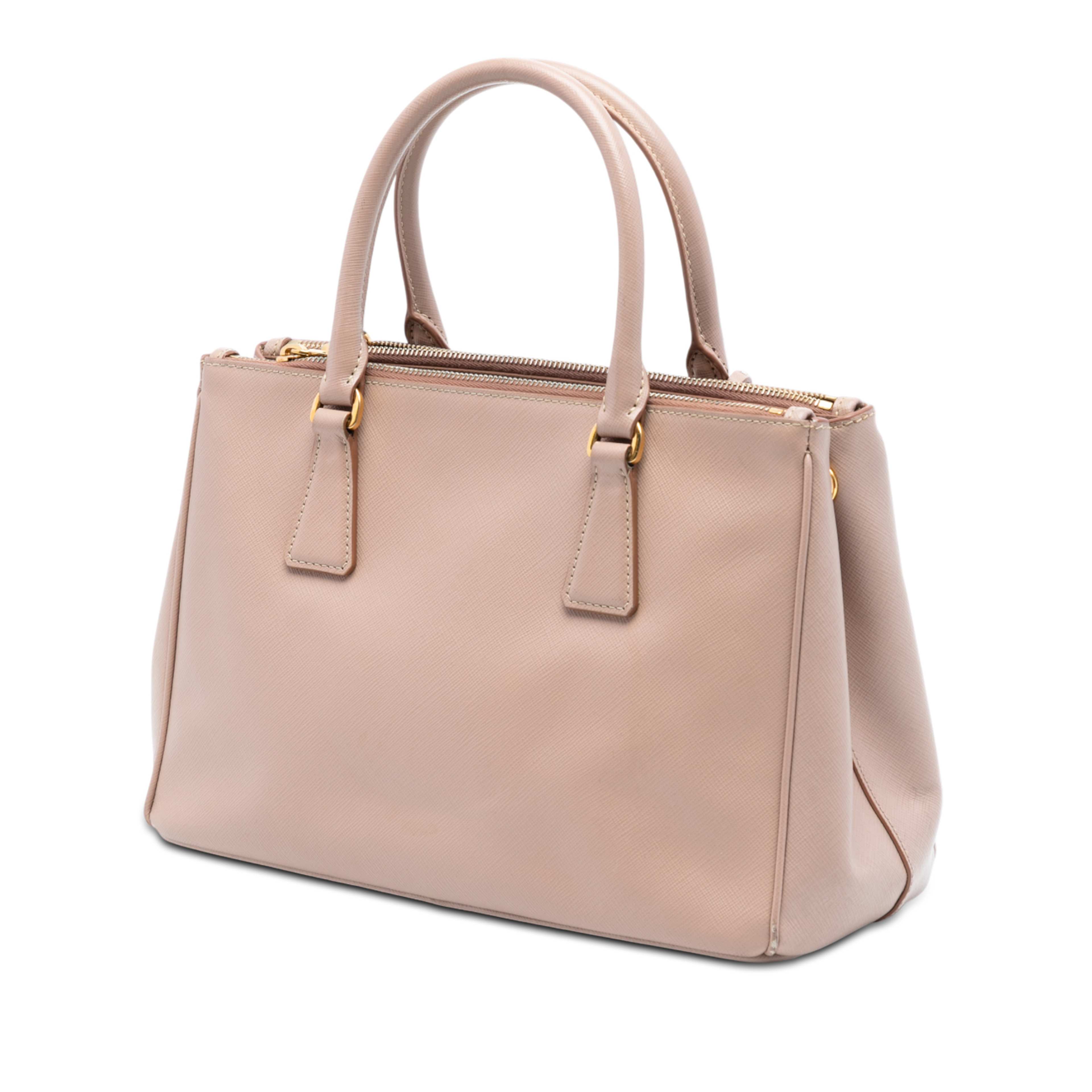 Prada Medium Saffiano Lux Galleria Double Zip Tote, från Luxclusif, i färgen light pink. Klicka för att öppna bilden i stort format