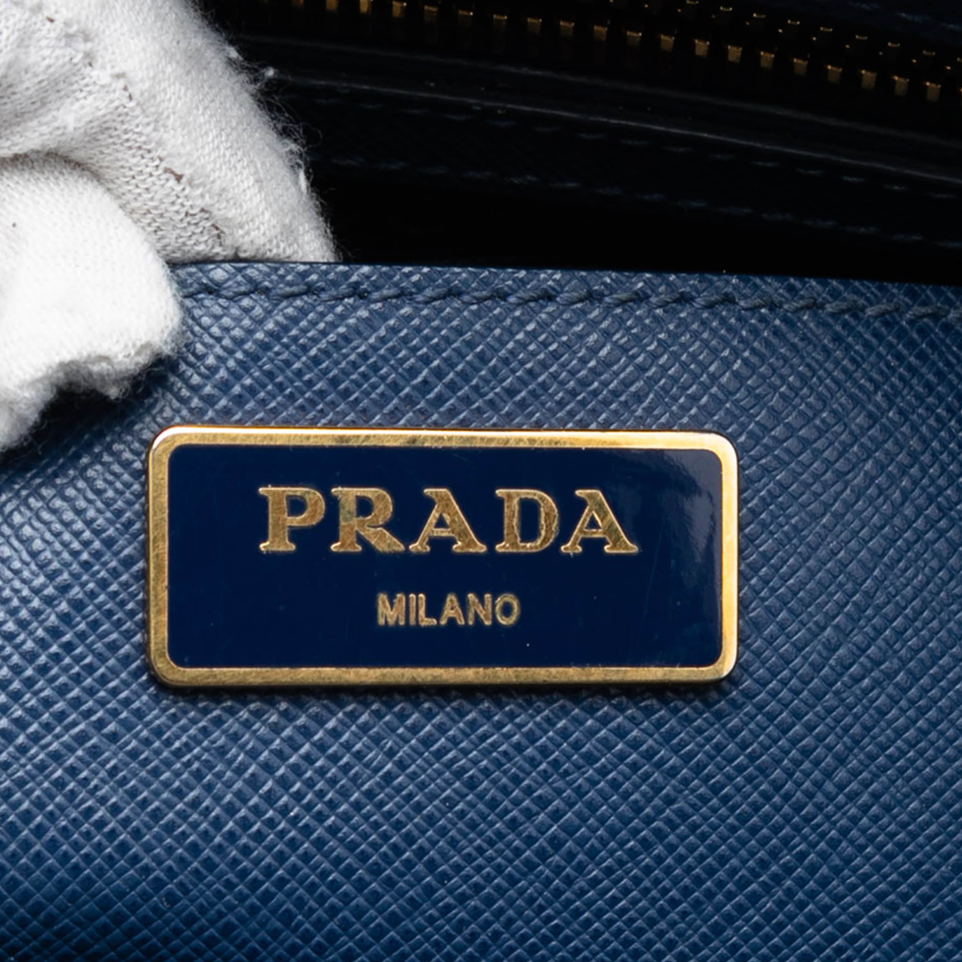 Prada Saffiano Lux Galleria Double Zip Front Pocket Satchel, från Luxclusif, i färgen dark blue. Klicka för att öppna bilden i stort format