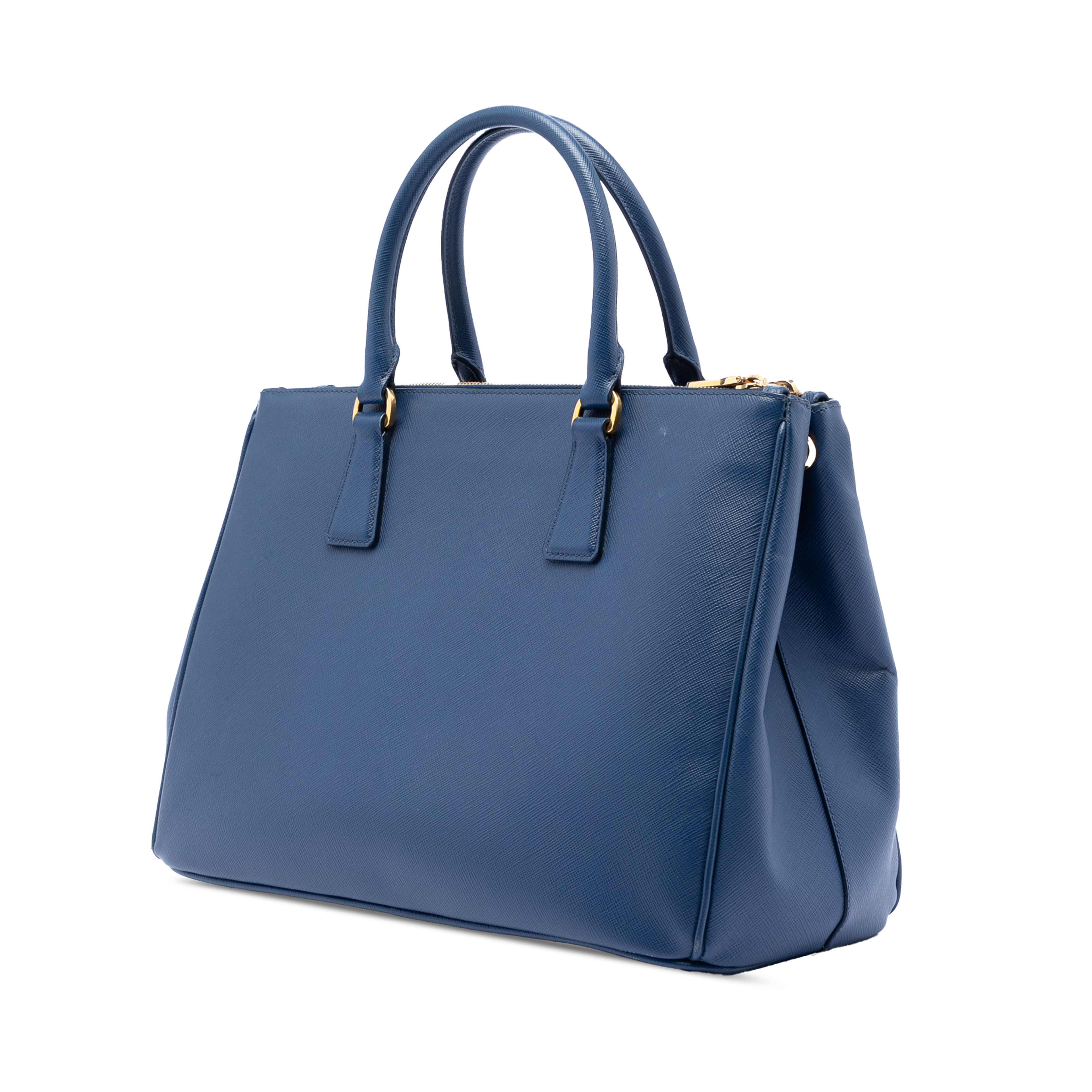 Prada Saffiano Lux Galleria Double Zip Front Pocket Satchel, från Luxclusif, i färgen dark blue. Klicka för att öppna bilden i stort format