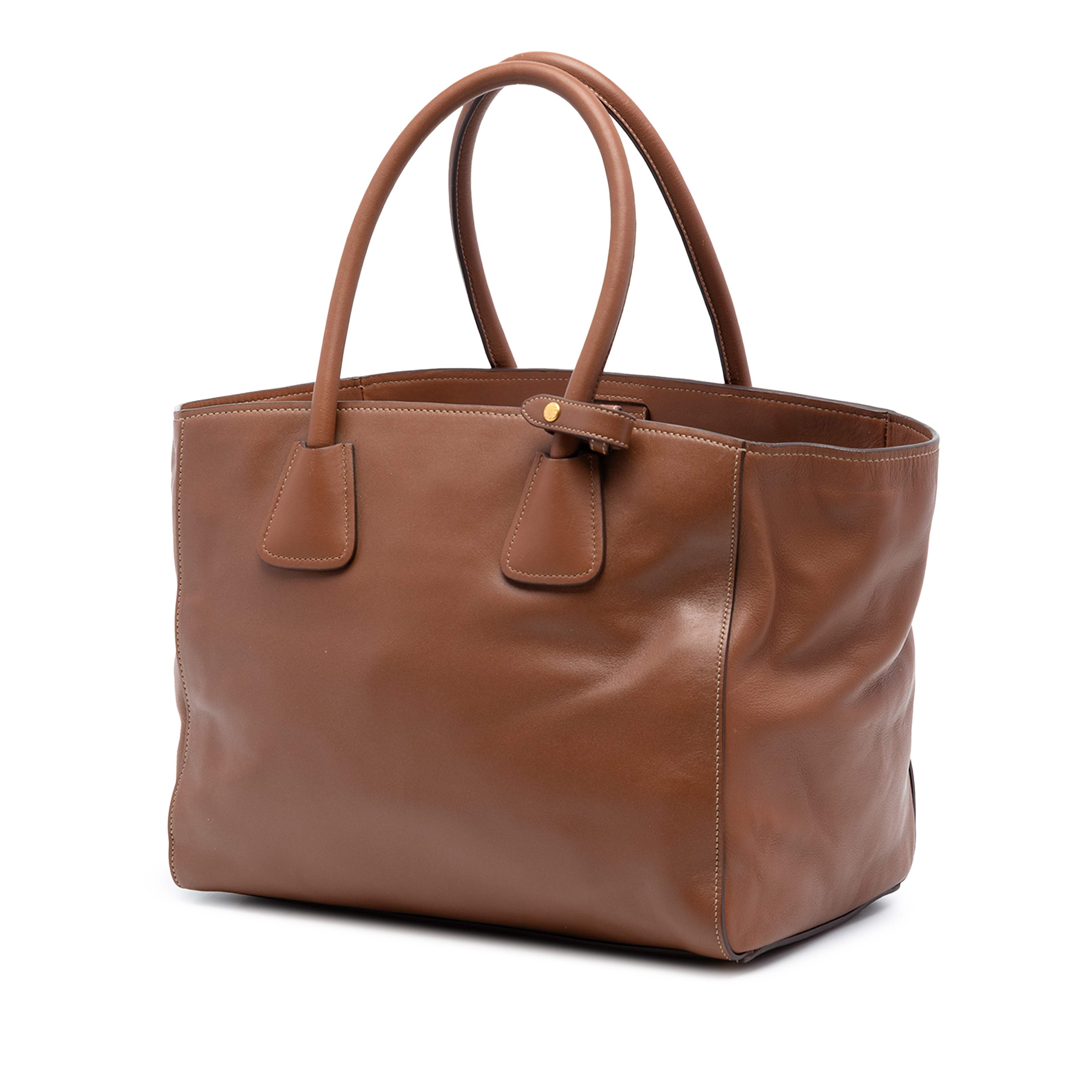 Prada Soft Calf Front Pocket Open Convertible Tote, från Luxclusif, i färgen brun. Klicka för att öppna bilden i stort format