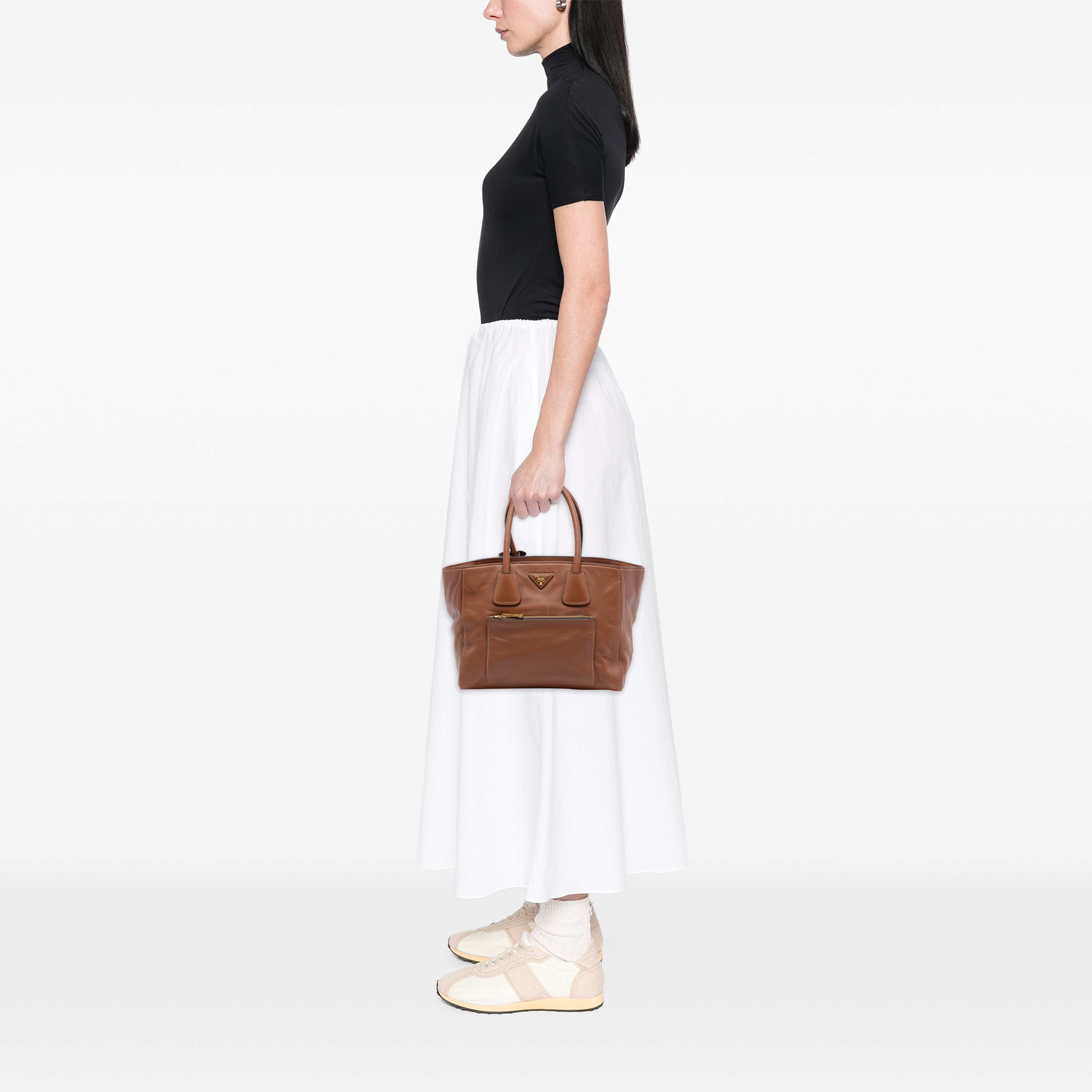 Prada Soft Calf Front Pocket Open Convertible Tote, från Luxclusif, i färgen brun. Klicka för att öppna bilden i stort format
