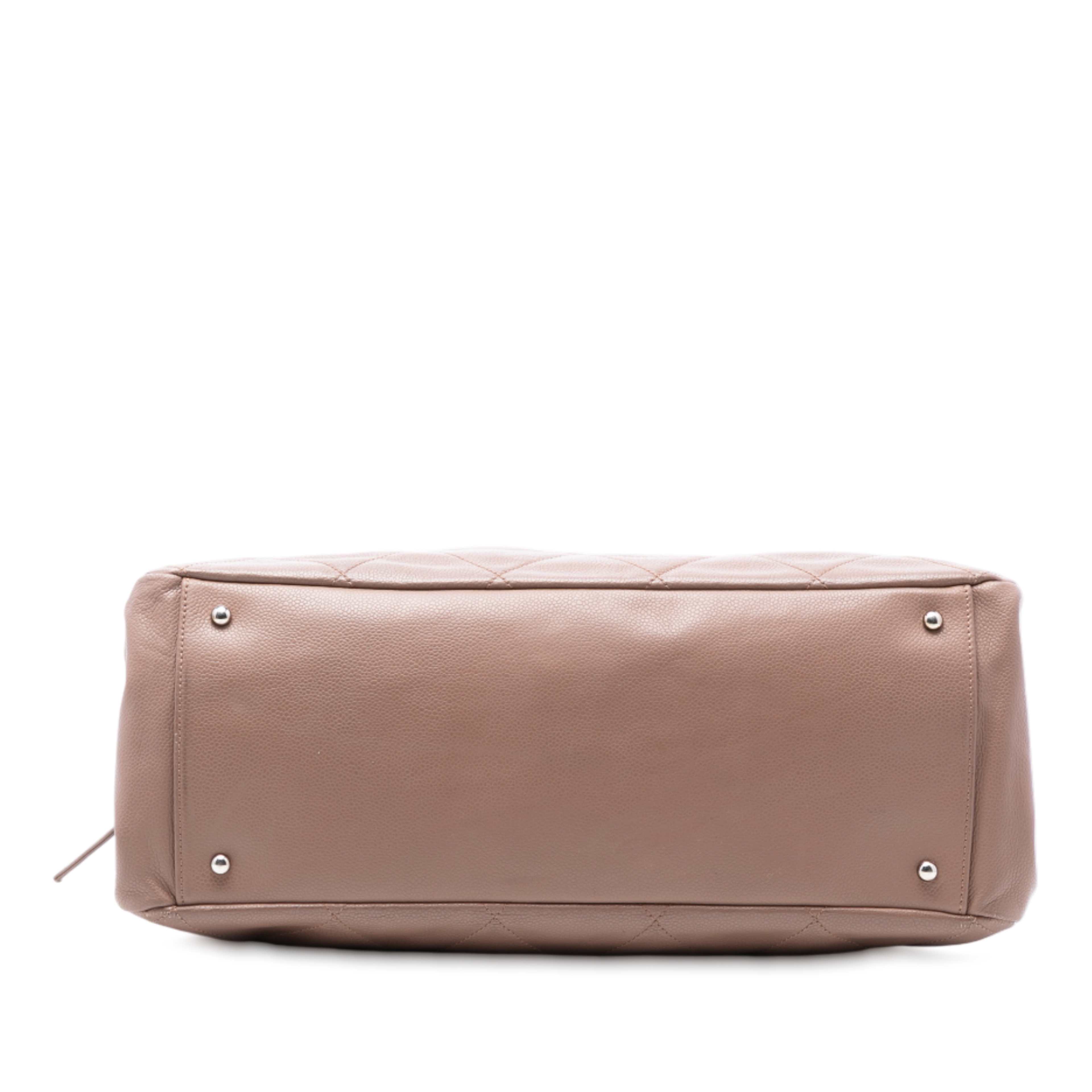 Chanel Cc Quilted Caviar Timeless Tote, från Luxclusif, i färgen nude. Klicka för att öppna bilden i stort format