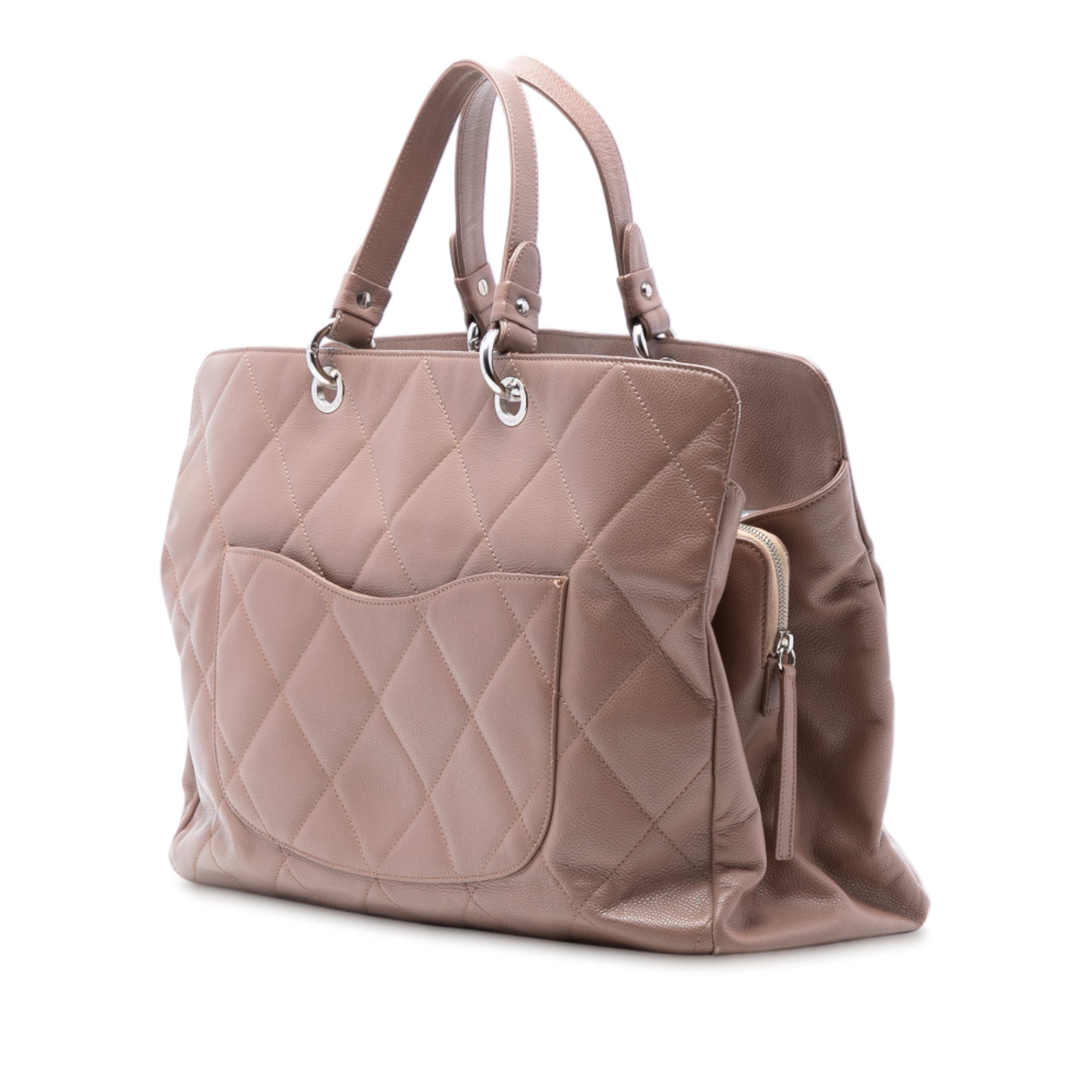 Chanel Cc Quilted Caviar Timeless Tote, från Luxclusif, i färgen nude. Klicka för att öppna bilden i stort format