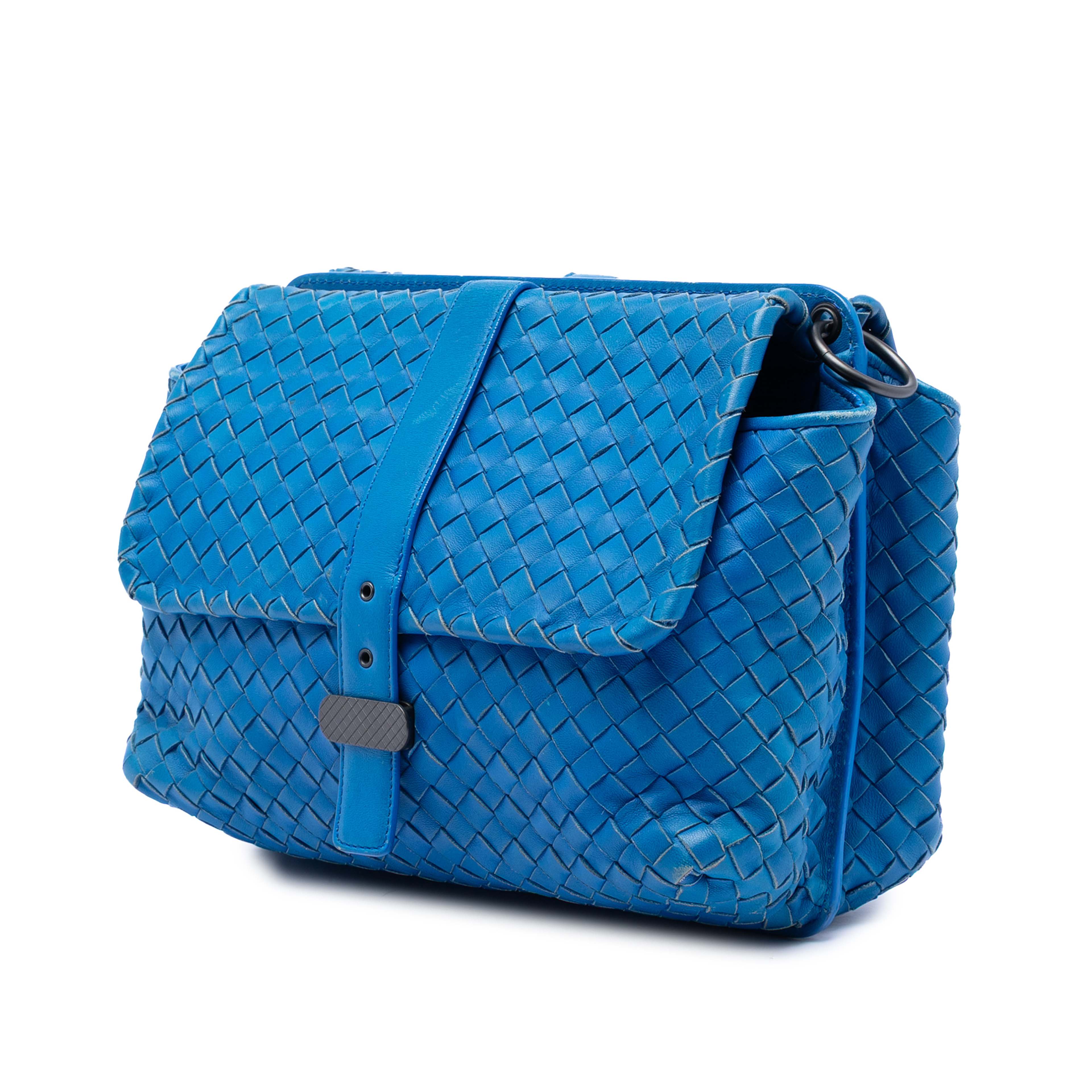 Bottega Veneta Nappa Intrecciato Double Sided Flap Shoulder Bag, från Luxclusif, i färgen blå. Klicka för att öppna bilden i stort format