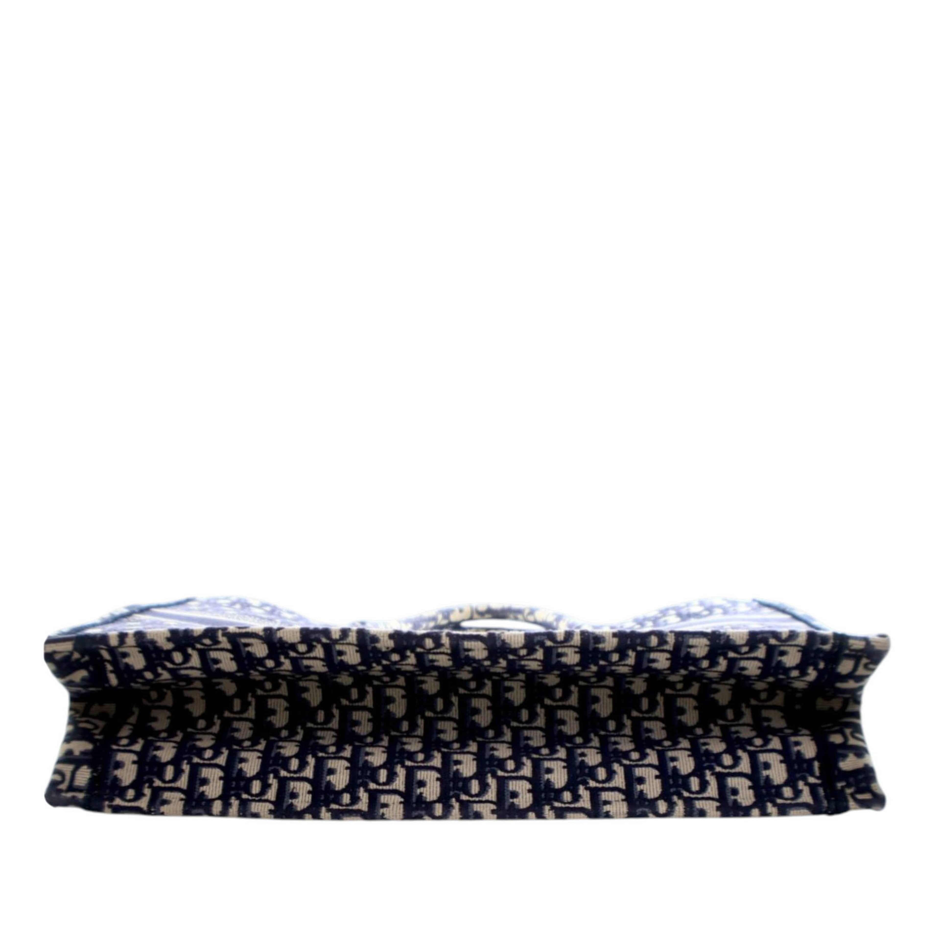 Dior Large Oblique Embroidered Canvas Book Tote, från Luxclusif, i färgen navy. Klicka för att öppna bilden i stort format