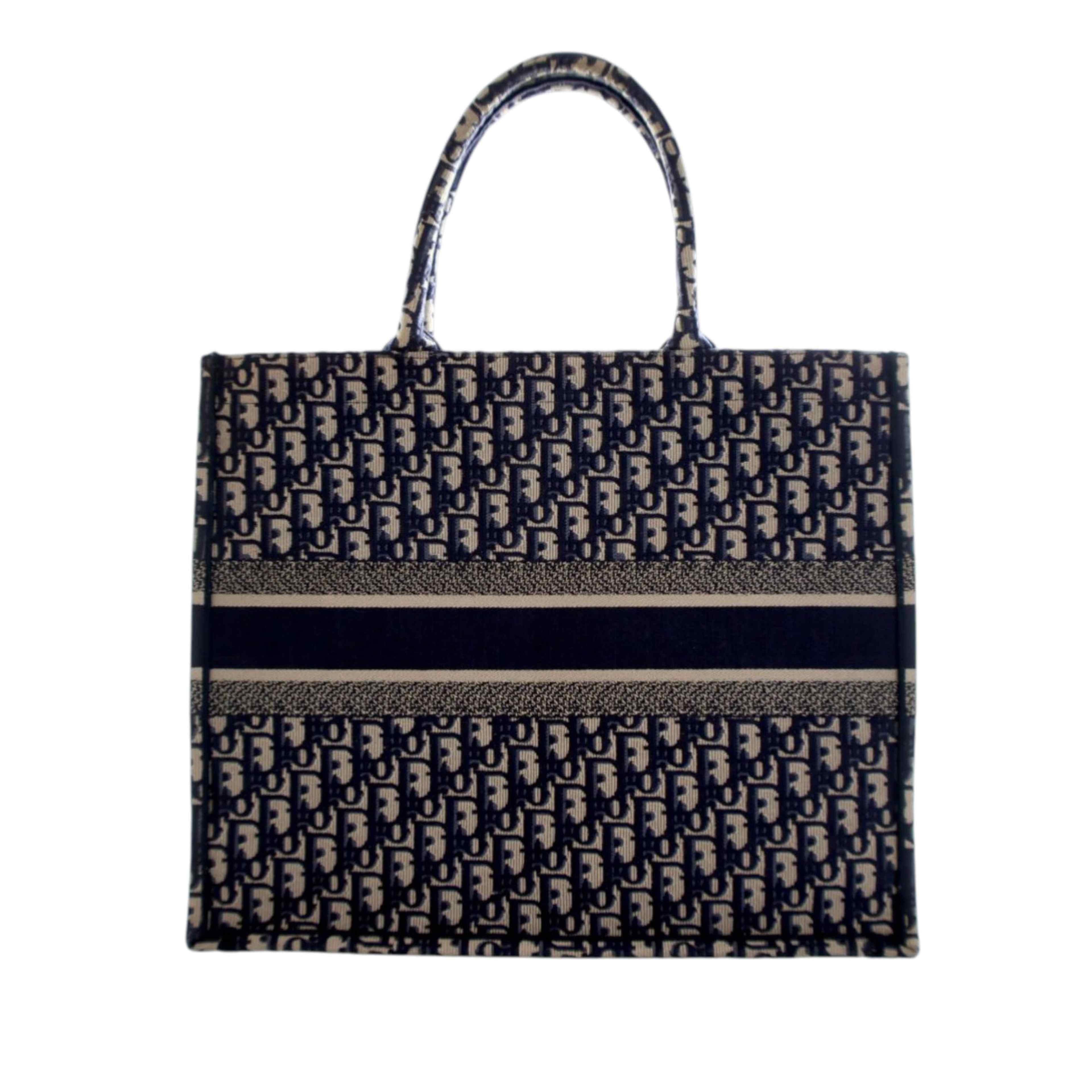 Dior Large Oblique Embroidered Canvas Book Tote, från Luxclusif, i färgen navy. Klicka för att öppna bilden i stort format