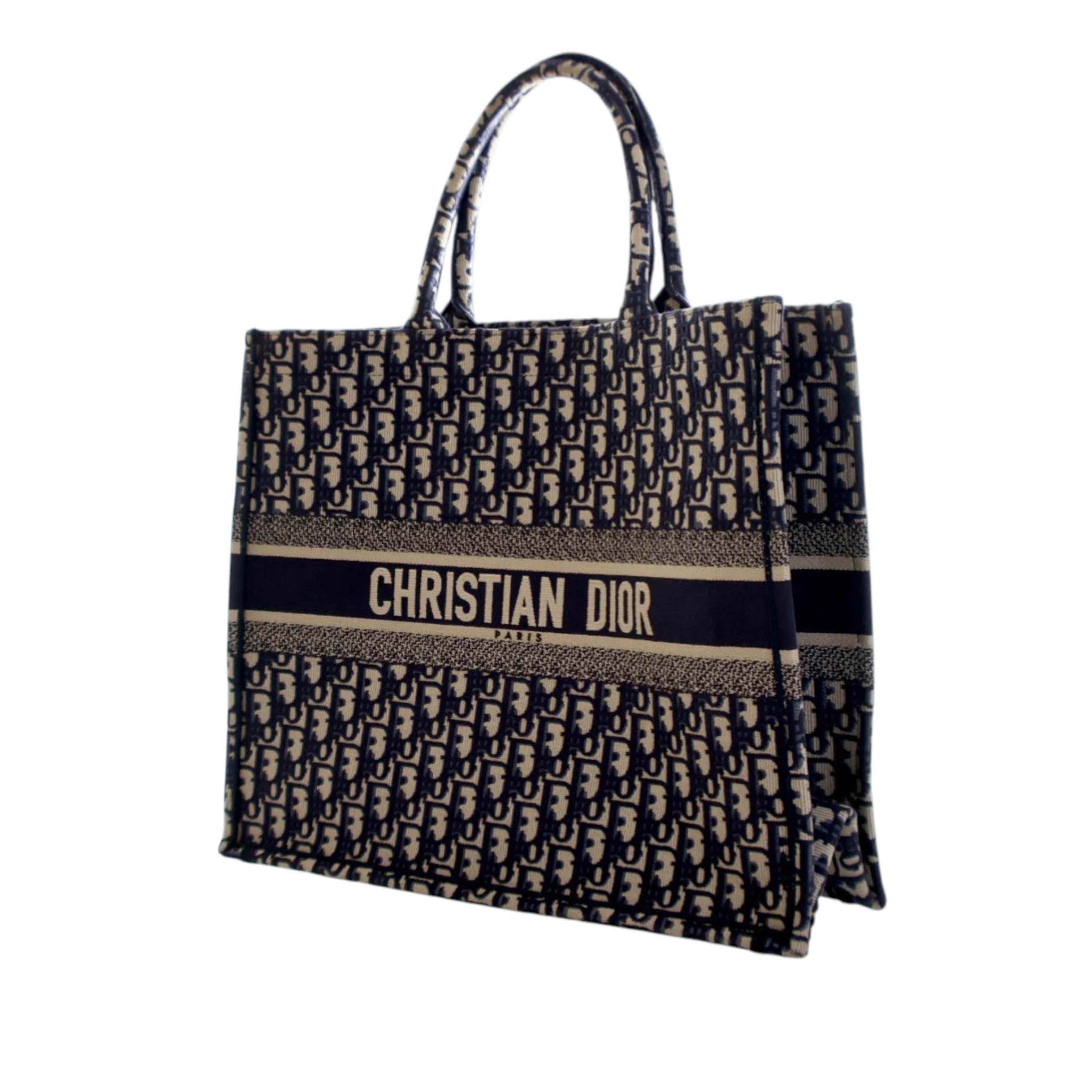 Dior Large Oblique Embroidered Canvas Book Tote, från Luxclusif, i färgen navy. Klicka för att öppna bilden i stort format