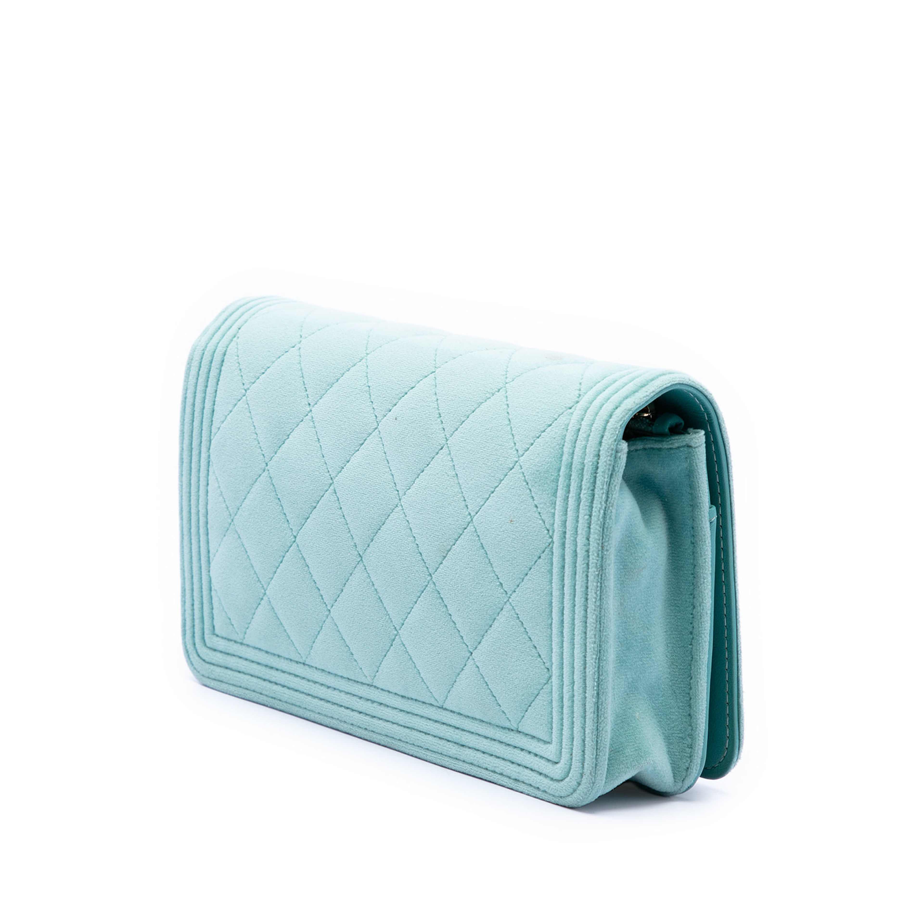 Chanel Quilted Velvet Boy Wallet On Chain, från Luxclusif, i färgen blå. Klicka för att öppna bilden i stort format
