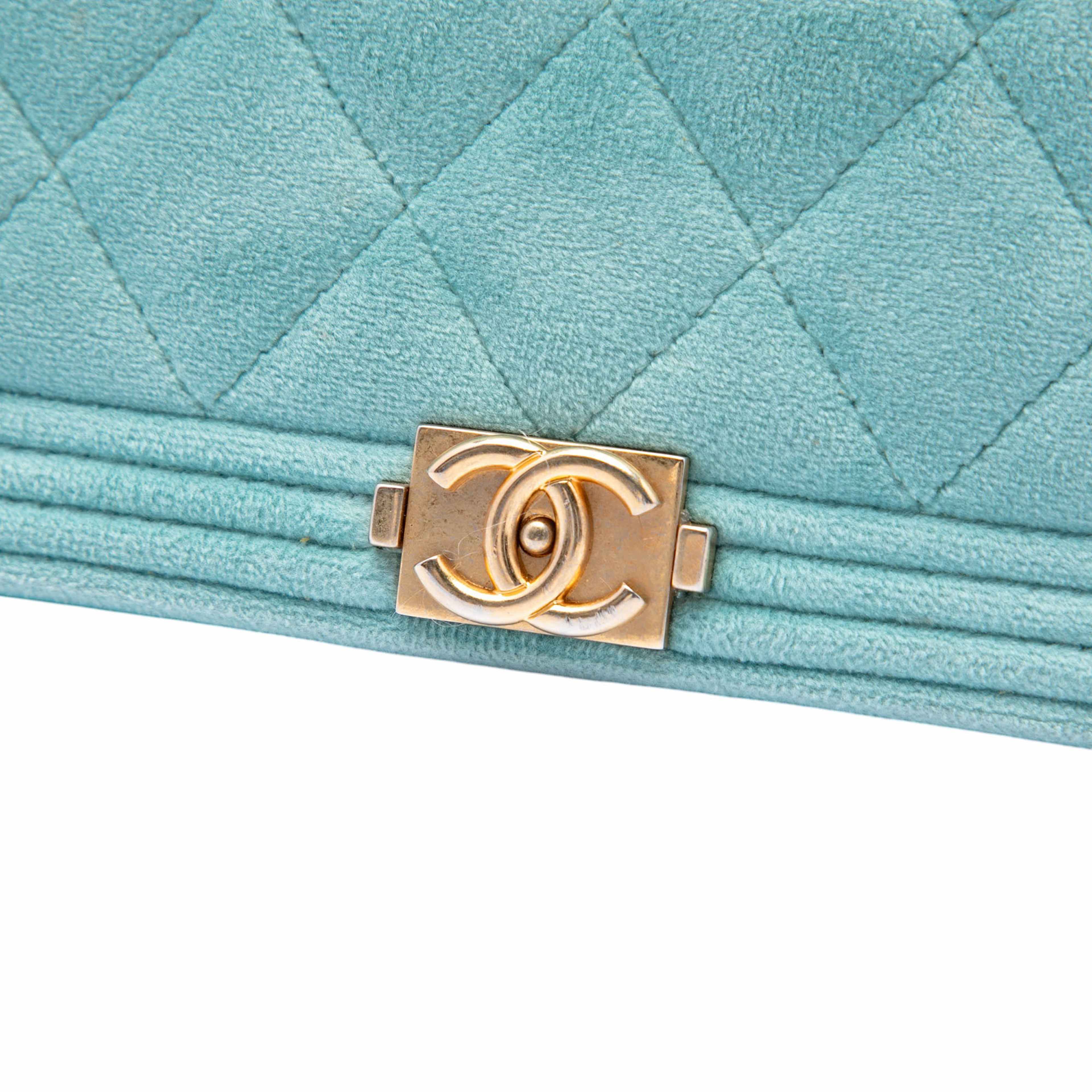 Chanel Quilted Velvet Boy Wallet On Chain, från Luxclusif, i färgen blå. Klicka för att öppna bilden i stort format