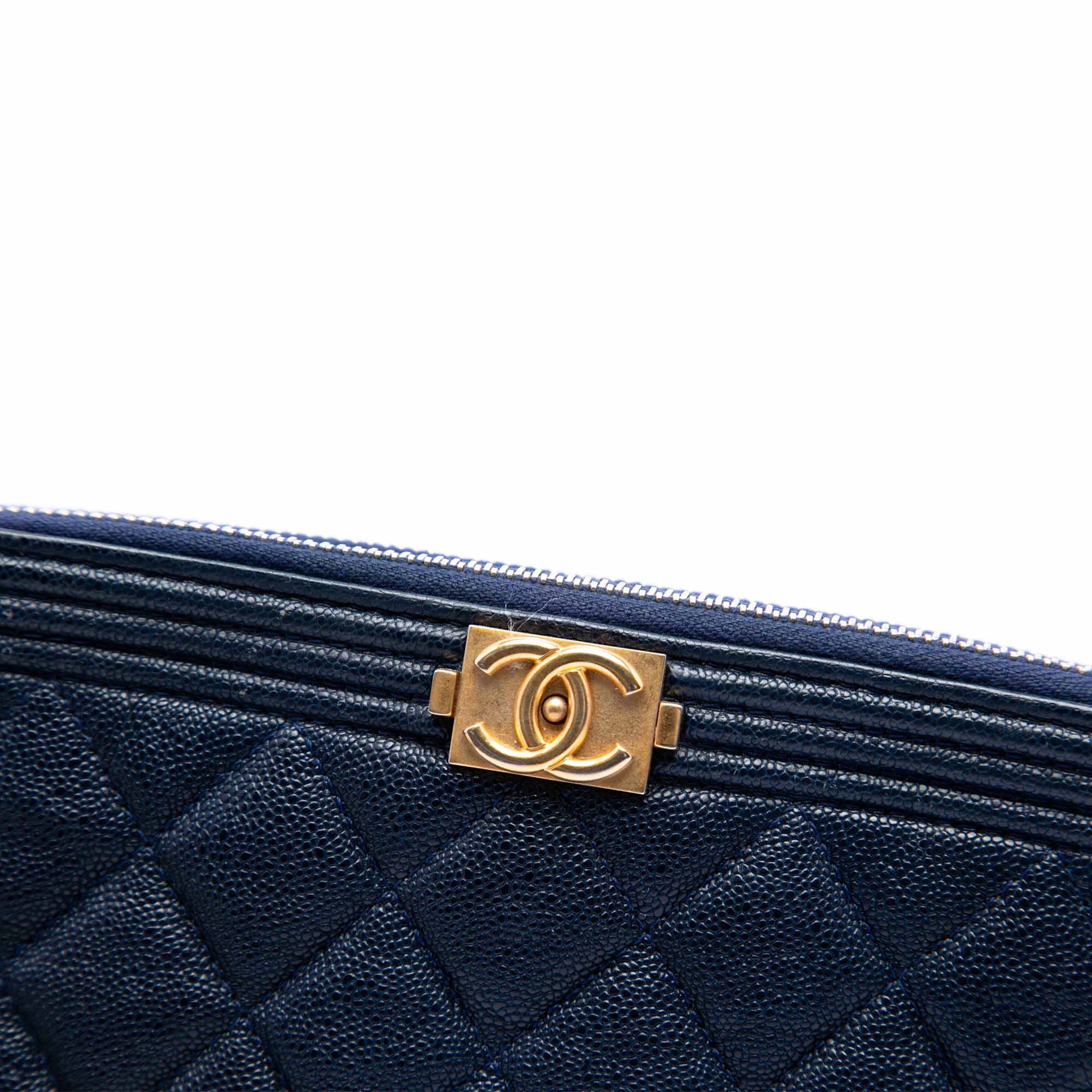 Chanel Quilted Caviar Boy Double Zip Wallet On Chain, från Luxclusif, i färgen blå. Klicka för att öppna bilden i stort format