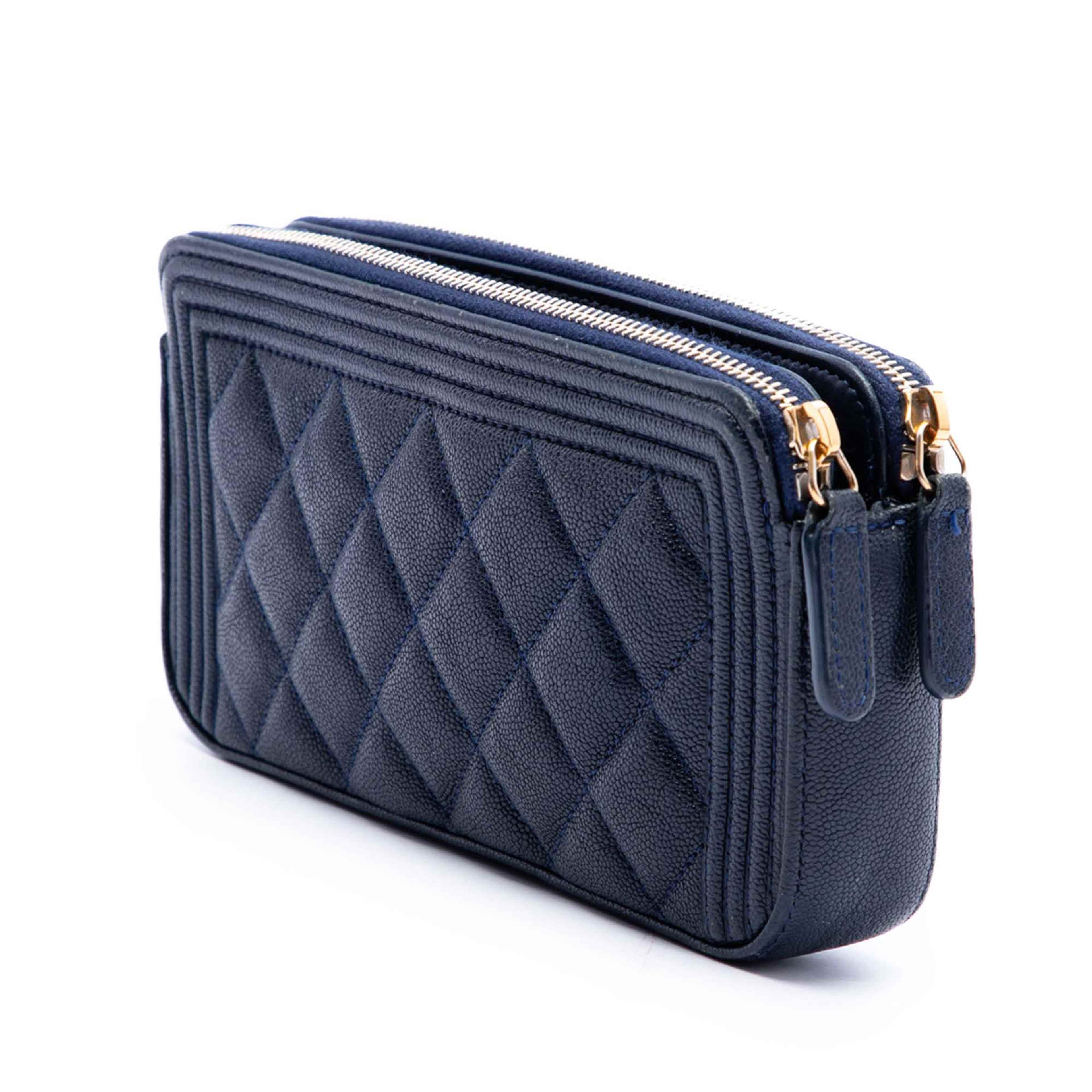 Chanel Quilted Caviar Boy Double Zip Wallet On Chain, från Luxclusif, i färgen blå. Klicka för att öppna bilden i stort format