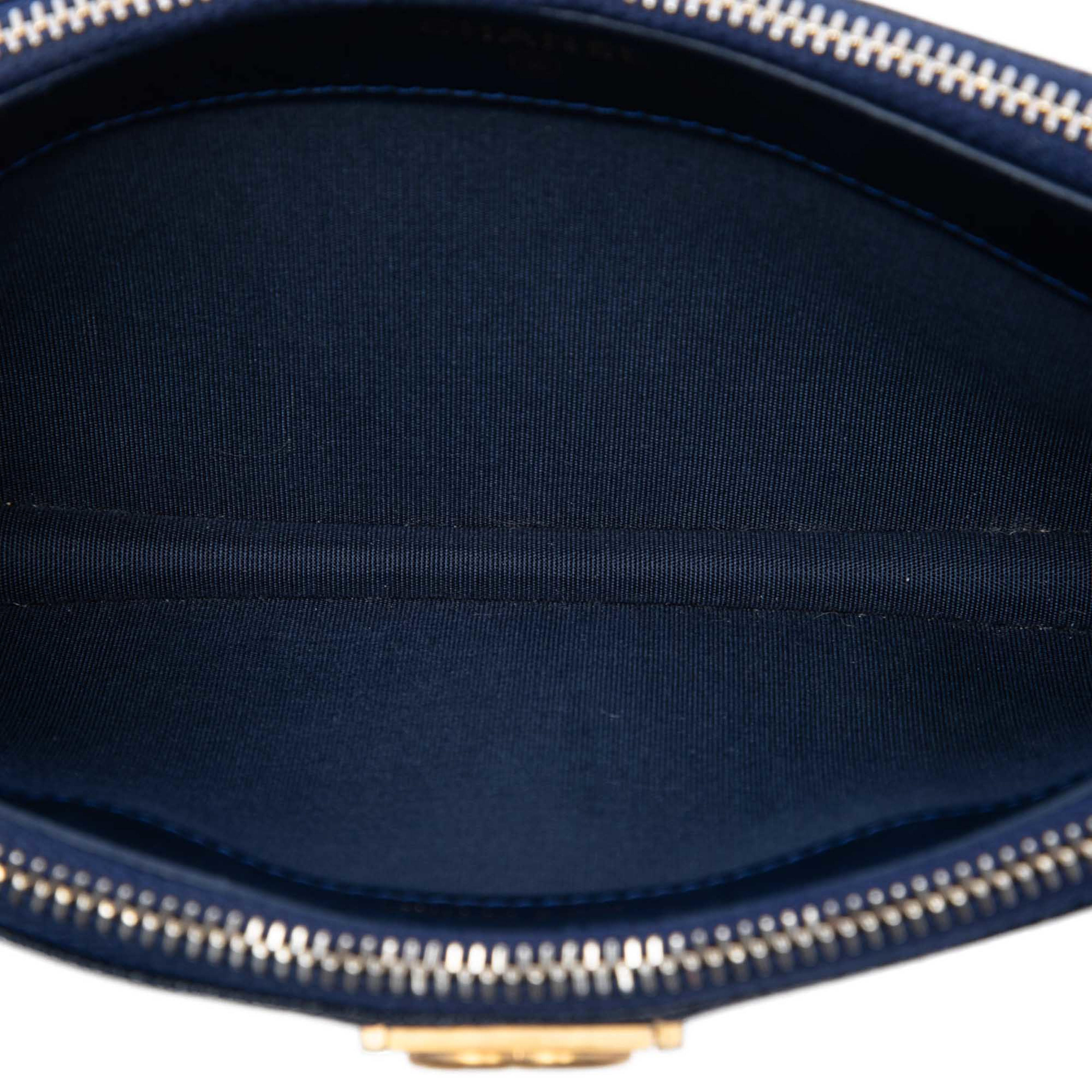 Chanel Quilted Caviar Boy Double Zip Wallet On Chain, från Luxclusif, i färgen blå. Klicka för att öppna bilden i stort format