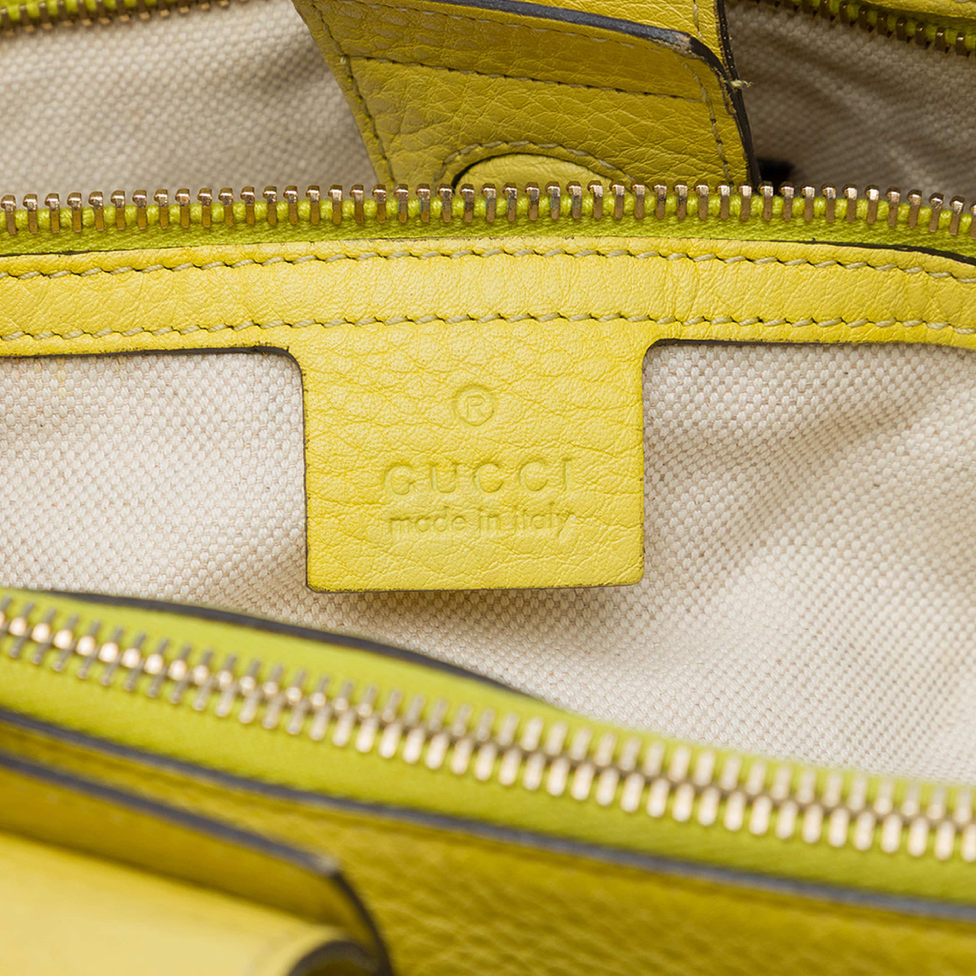 Gucci Medium Calfskin Bamboo Shopper Satchel, från Luxclusif, i färgen gul. Klicka för att öppna bilden i stort format