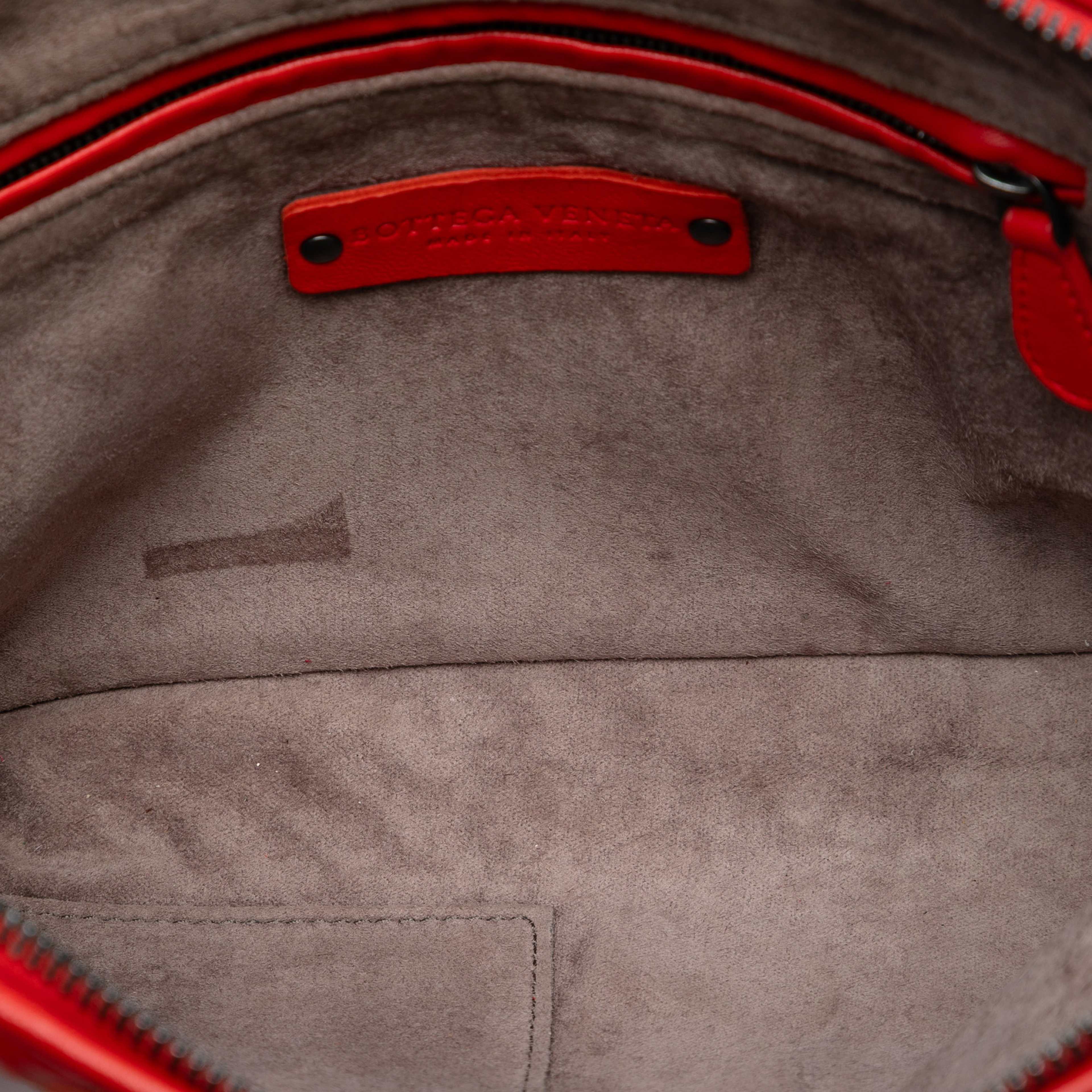 Bottega Veneta Nappa Intrecciato Nodini Crossbody, från Luxclusif, i färgen red. Klicka för att öppna bilden i stort format