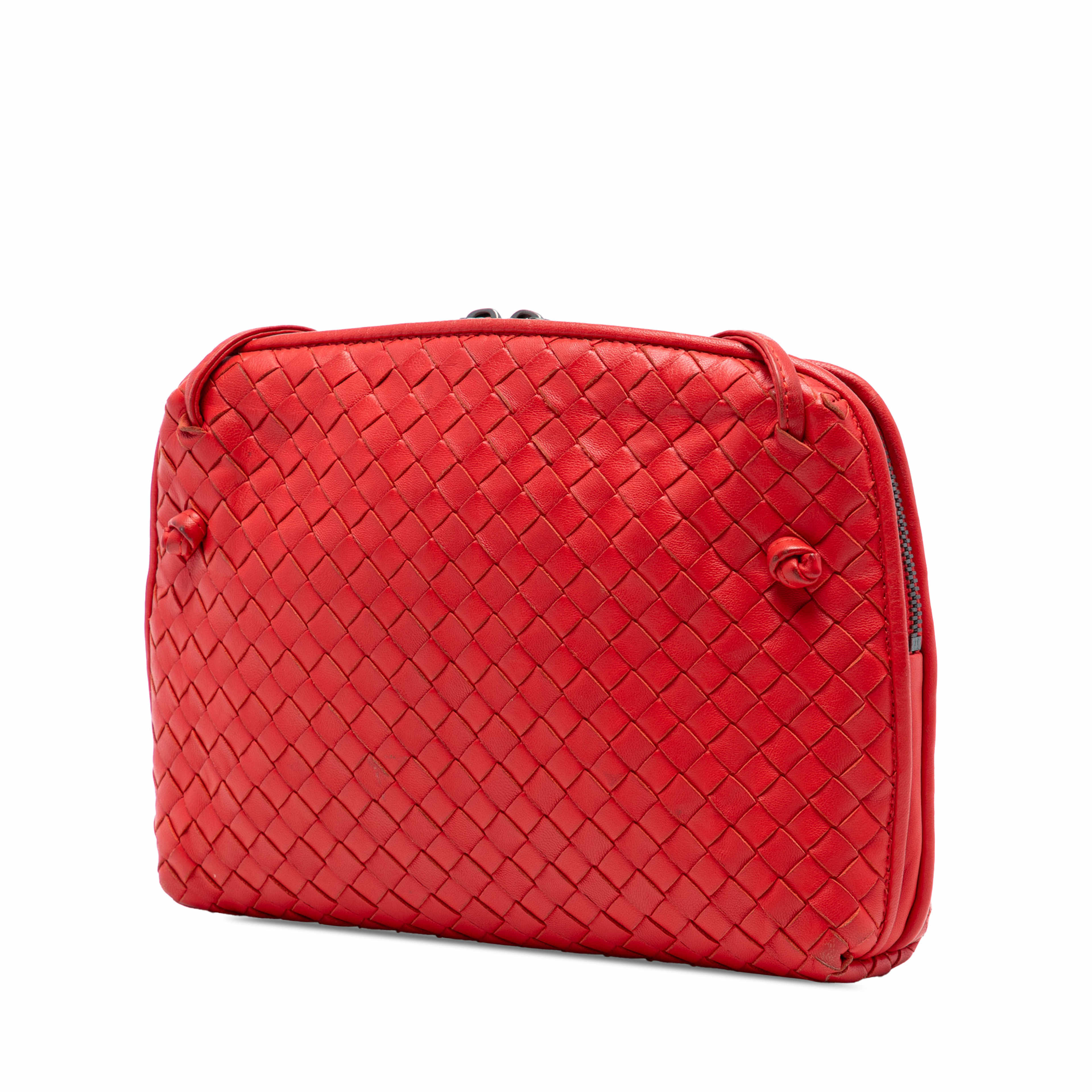 Bottega Veneta Nappa Intrecciato Nodini Crossbody, från Luxclusif, i färgen red. Klicka för att öppna bilden i stort format