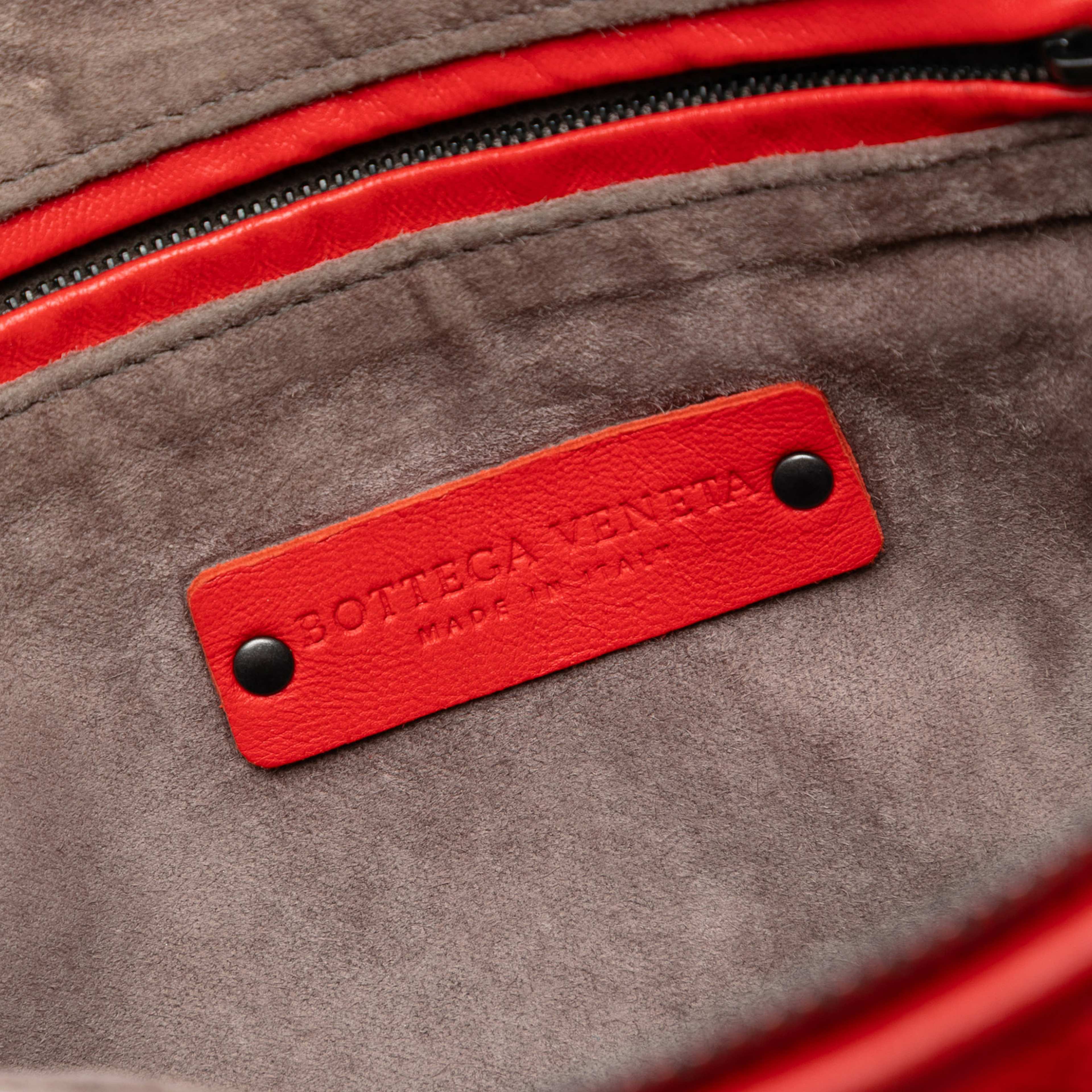 Bottega Veneta Nappa Intrecciato Nodini Crossbody, från Luxclusif, i färgen red. Klicka för att öppna bilden i stort format