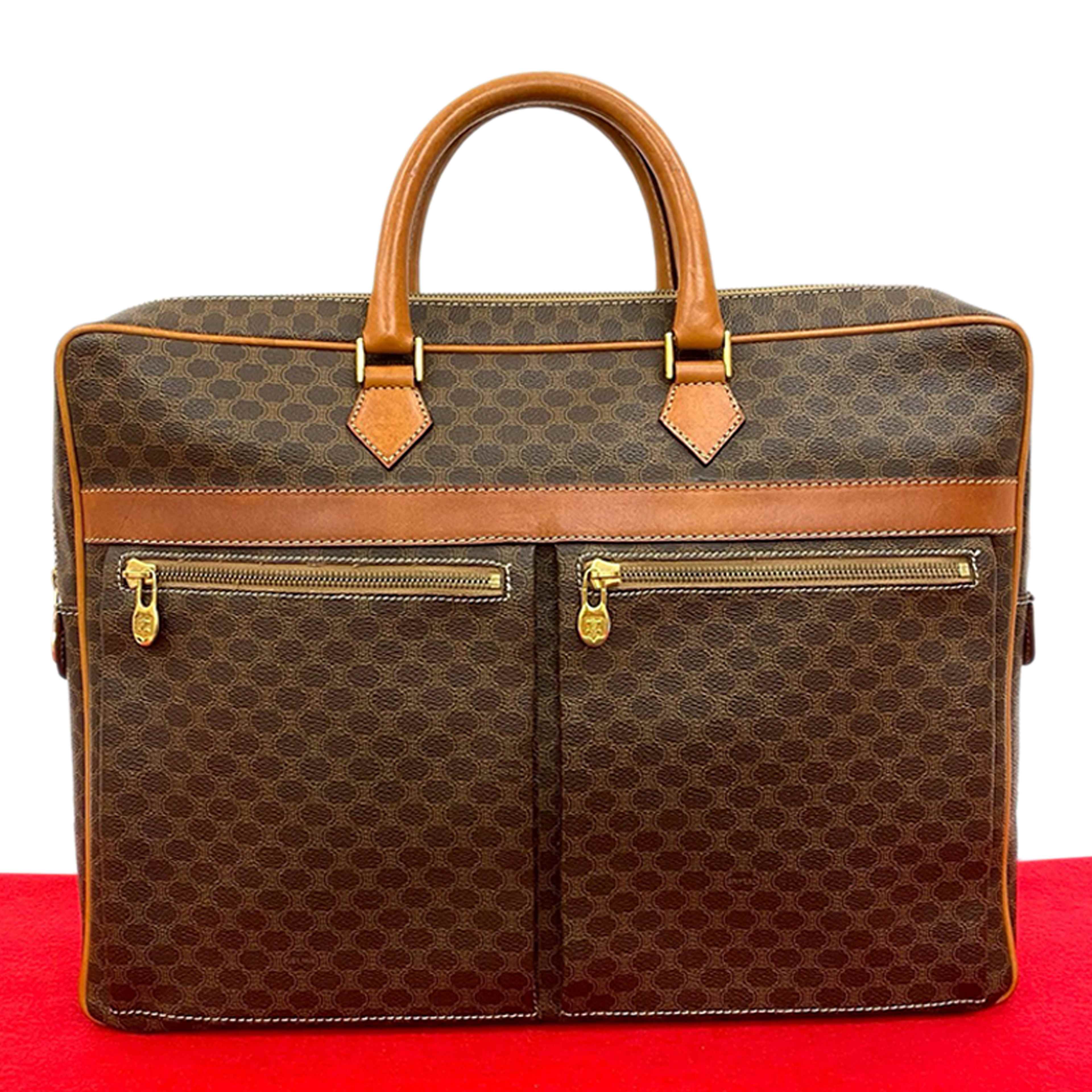 Celine Macadam Coated Canvas Business Bag, från Luxclusif, i färgen brown. Klicka för att öppna bilden i stort format