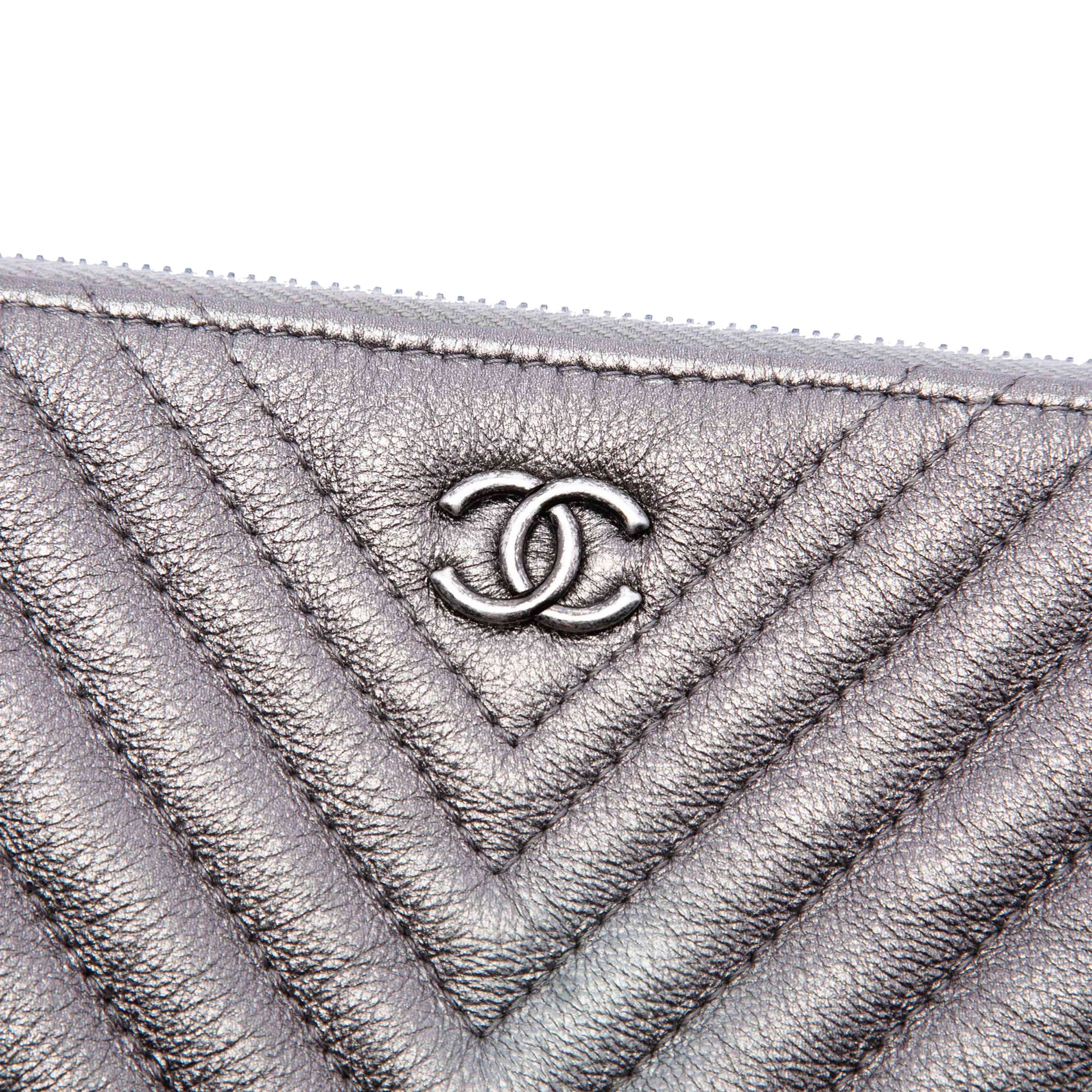 Chanel Medium Chevron Metallic Calfskin O Case Clutch, från Luxclusif, i färgen dark gray. Klicka för att öppna bilden i stort format