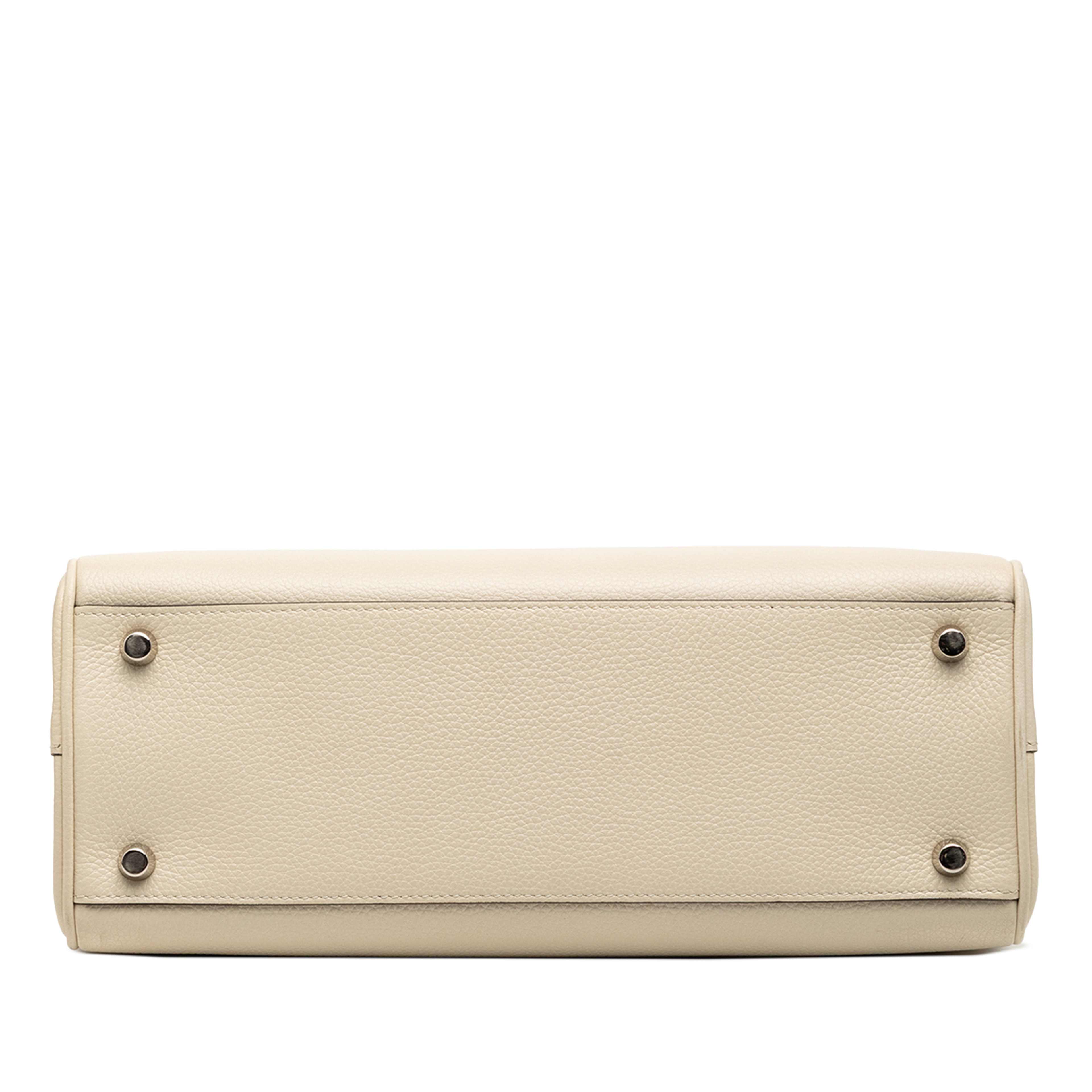 Gucci Small Grained Calfskin Zumi Top Handle Bag, från Luxclusif, i färgen ivory. Klicka för att öppna bilden i stort format