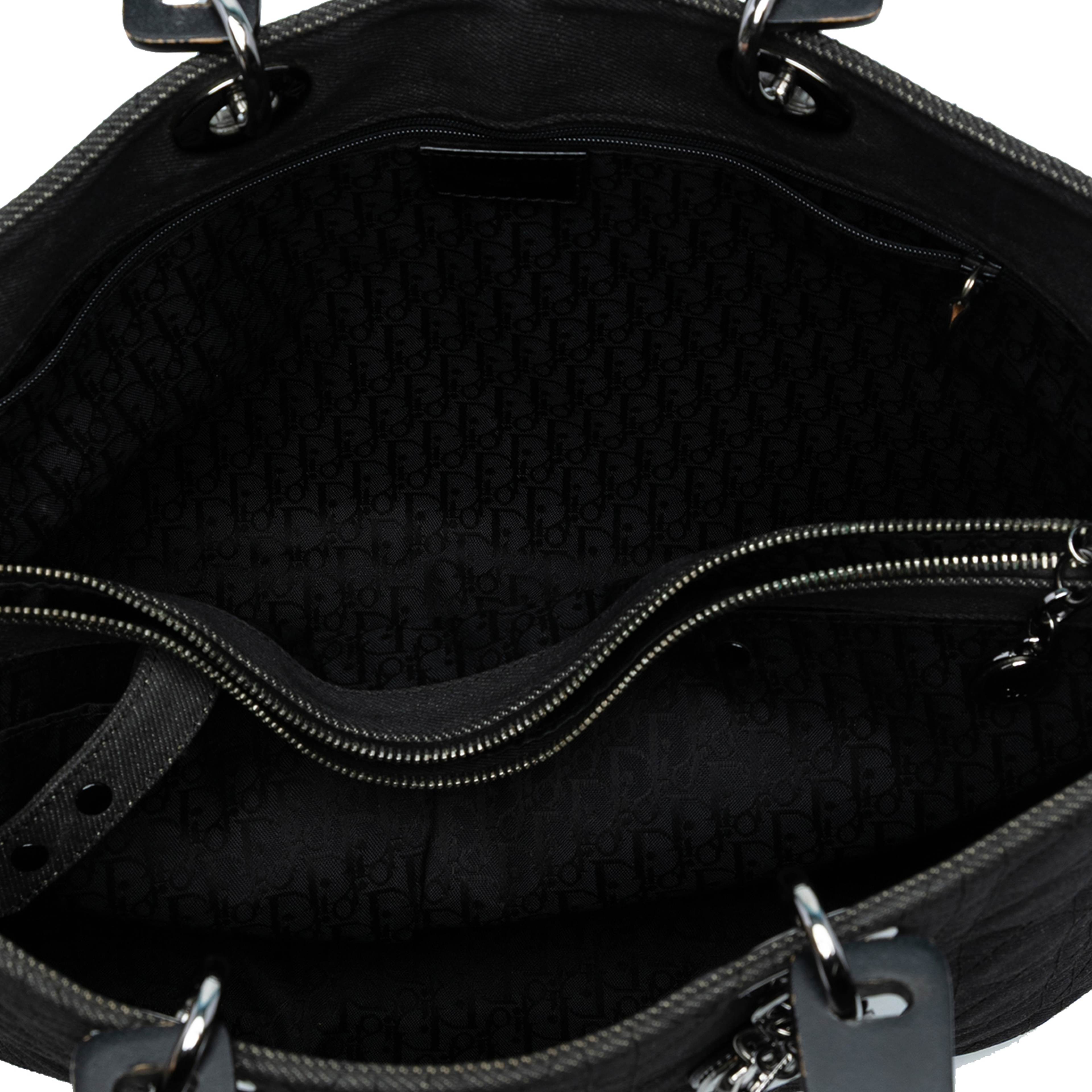 Dior Extra Large Denim Cannage Acrylic Lady Dior, från Luxclusif, i färgen black. Klicka för att öppna bilden i stort format