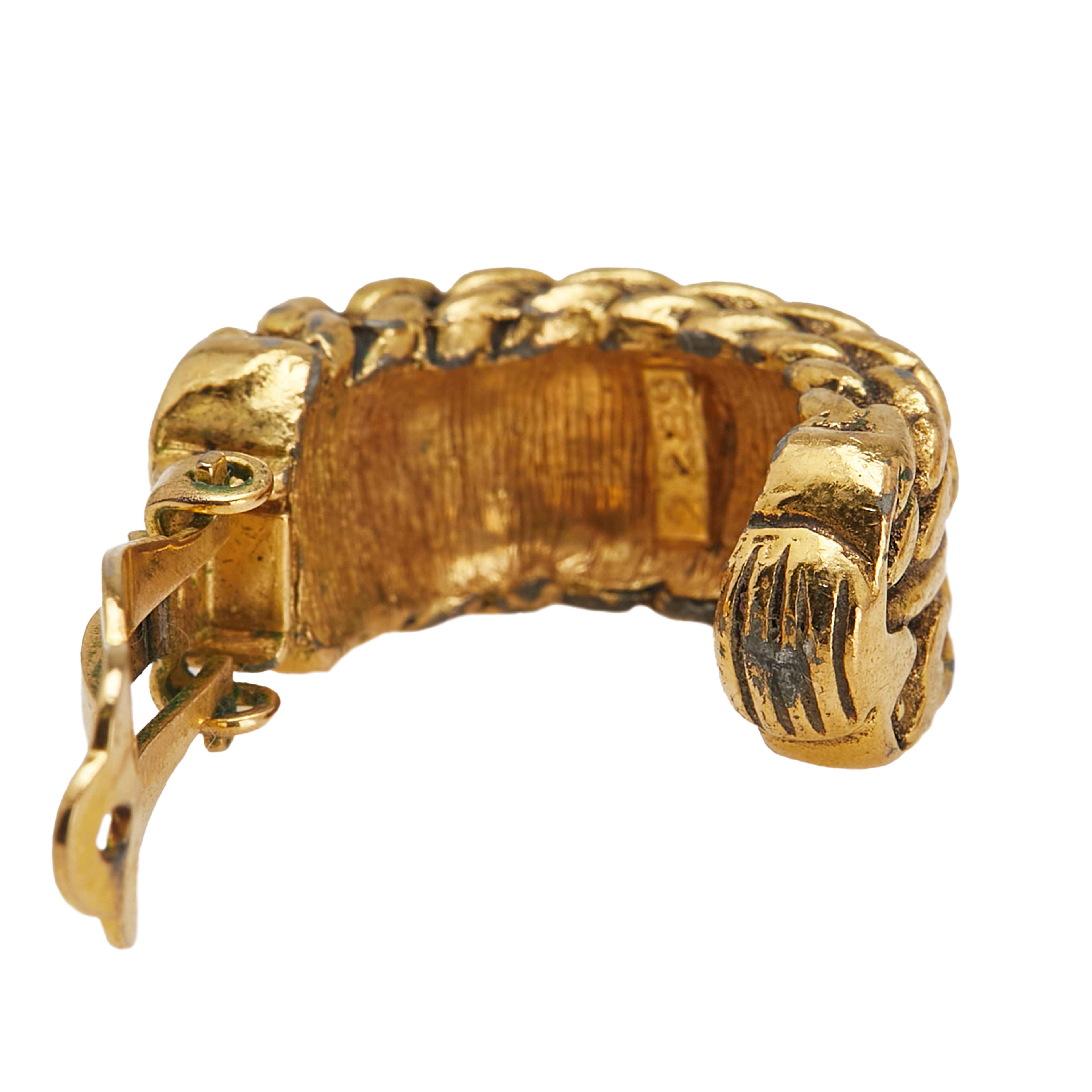 Chanel Gold Plated Cc Hoop Clip On Earrings, från Luxclusif, i färgen gold. Klicka för att öppna bilden i stort format