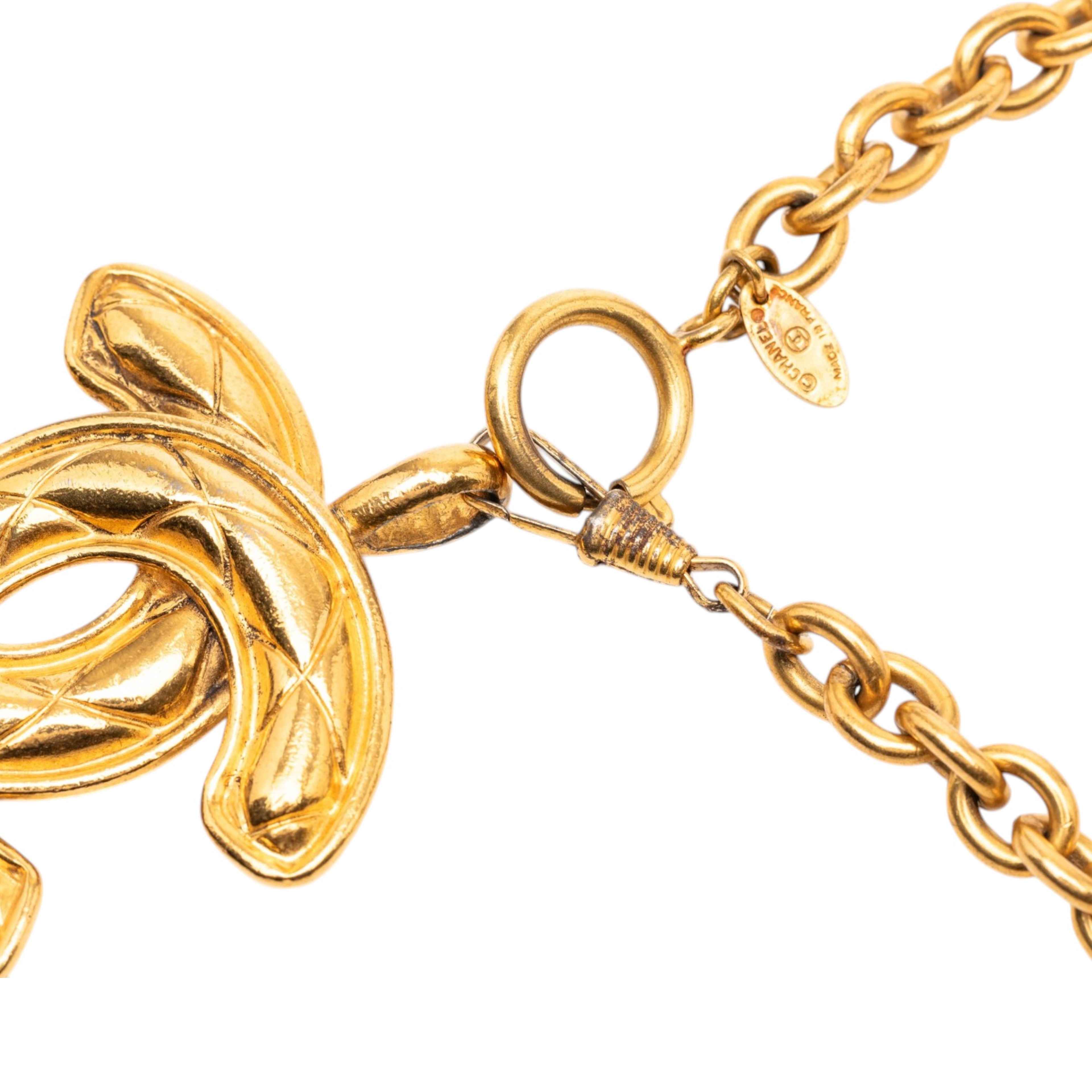 Chanel Cc Gold Plated Quilted Pendant Necklace, från Luxclusif, i färgen gold. Klicka för att öppna bilden i stort format