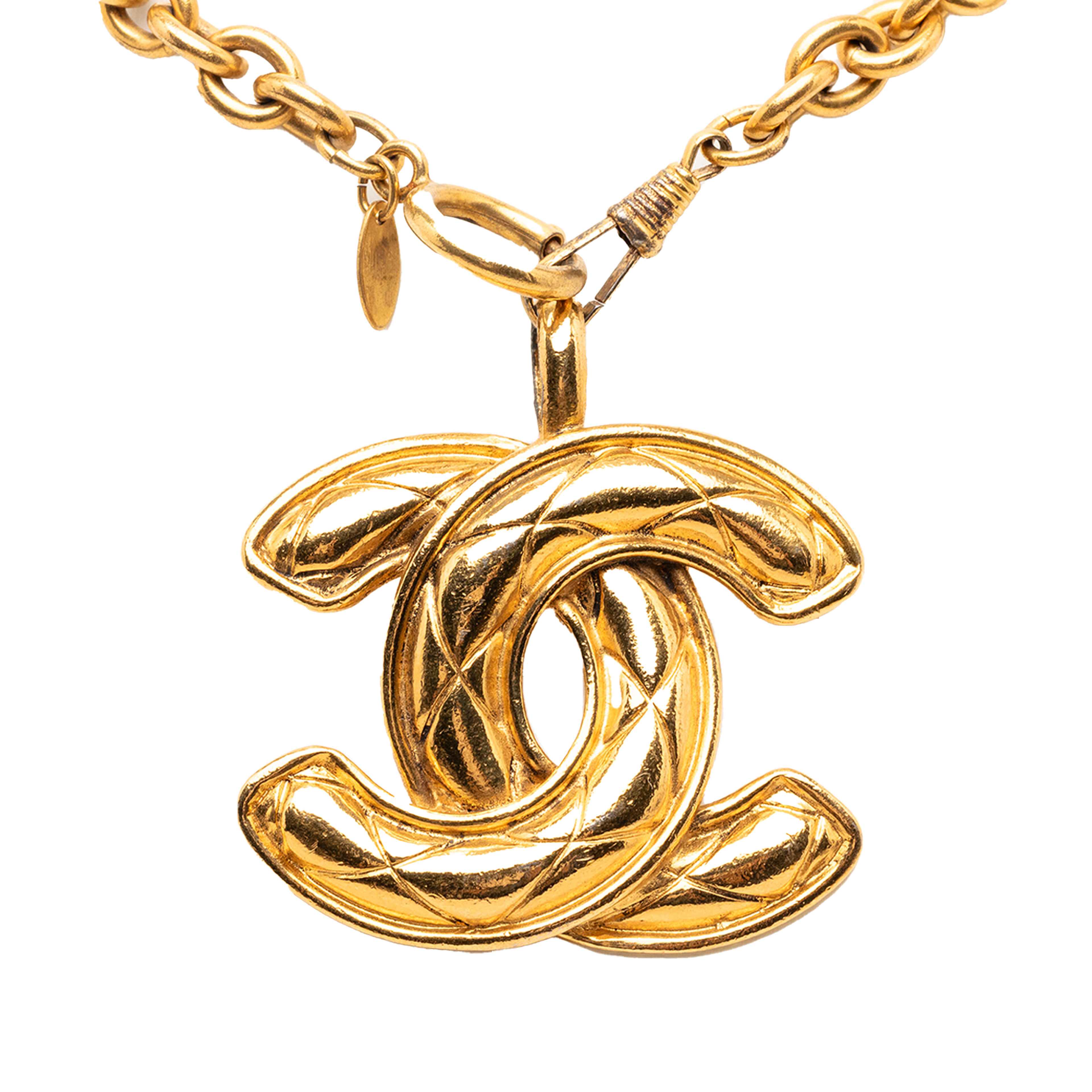 Chanel Cc Gold Plated Quilted Pendant Necklace, från Luxclusif, i färgen gold. Klicka för att öppna bilden i stort format