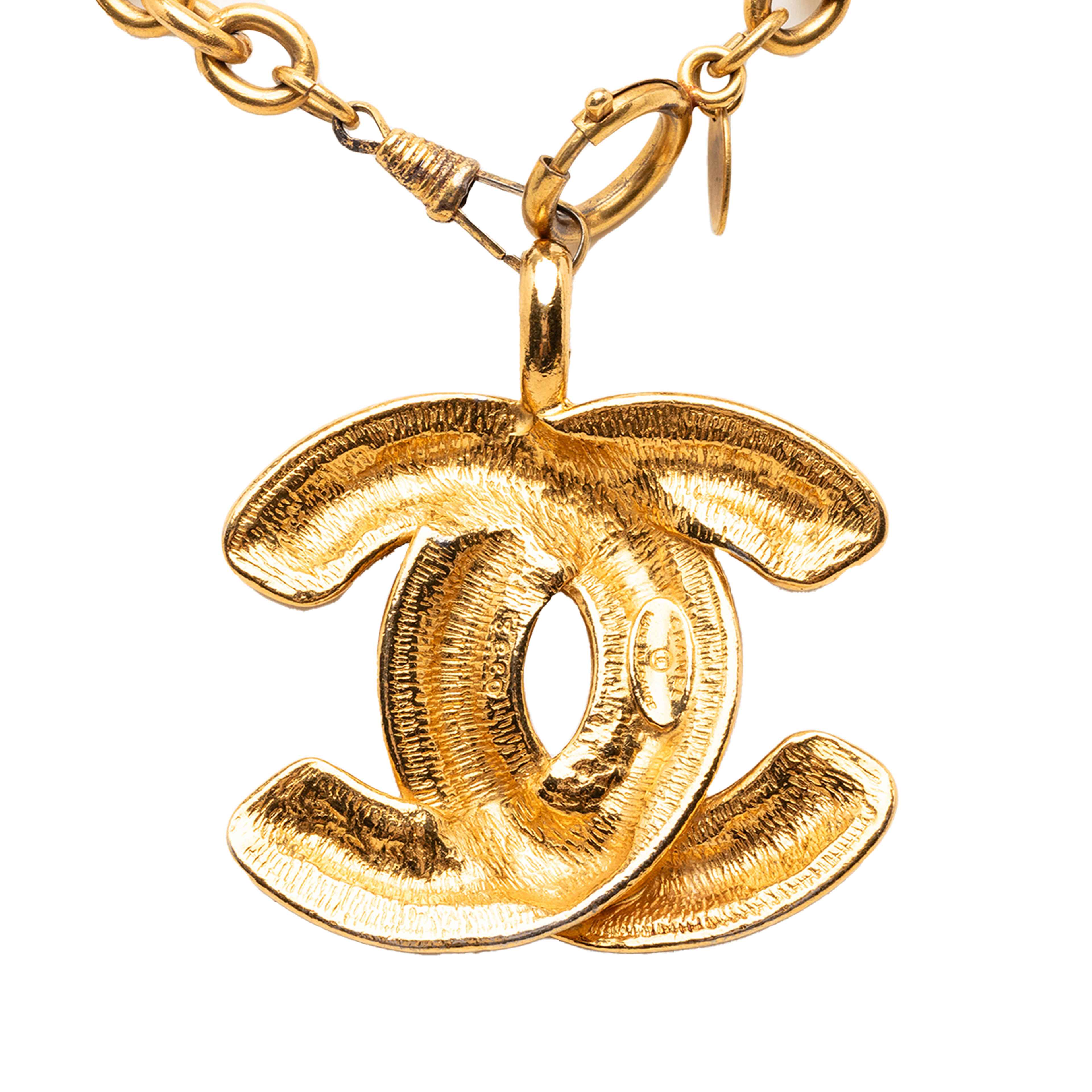 Chanel Cc Gold Plated Quilted Pendant Necklace, från Luxclusif, i färgen guld. Klicka för att öppna bilden i stort format